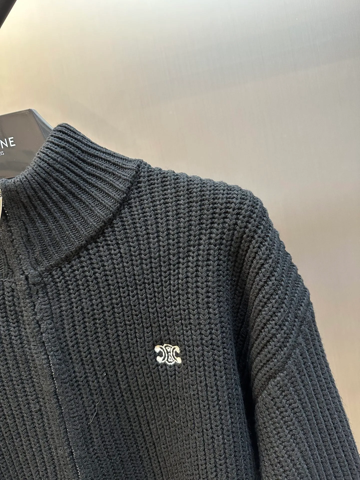 🅿️520 Celine Arc de Triomphe Sweater Jacket Made of custom-woven soft blended wool worsted fabric, the iconic Celine Arc de Triomphe logo embellishes the front, simple and smooth zipper lines, a harmonious blend of sophistication and dynamism, showing taste in a silent way. Imported machine embroidery technology is used. Advanced computer control systems and sophisticated mechanical components are used to realize the Arc de Triomphe embroidery operation with high precision and smooth and delicate lines. Size: s m l xl