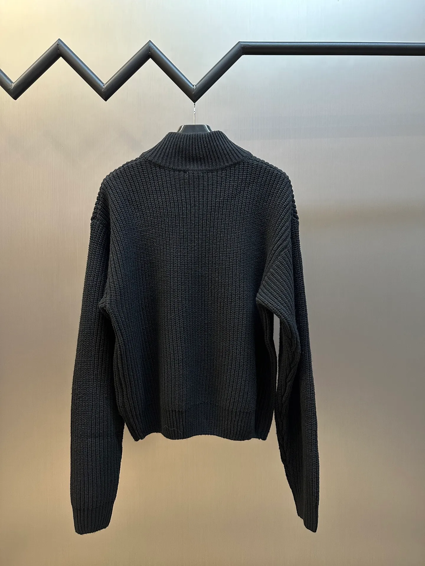 🅿️520 Celine Arc de Triomphe Sweater Jacket Made of custom-woven soft blended wool worsted fabric, the iconic Celine Arc de Triomphe logo embellishes the front, simple and smooth zipper lines, a harmonious blend of sophistication and dynamism, showing taste in a silent way. Imported machine embroidery technology is used. Advanced computer control systems and sophisticated mechanical components are used to realize the Arc de Triomphe embroidery operation with high precision and smooth and delicate lines. Size: s m l xl