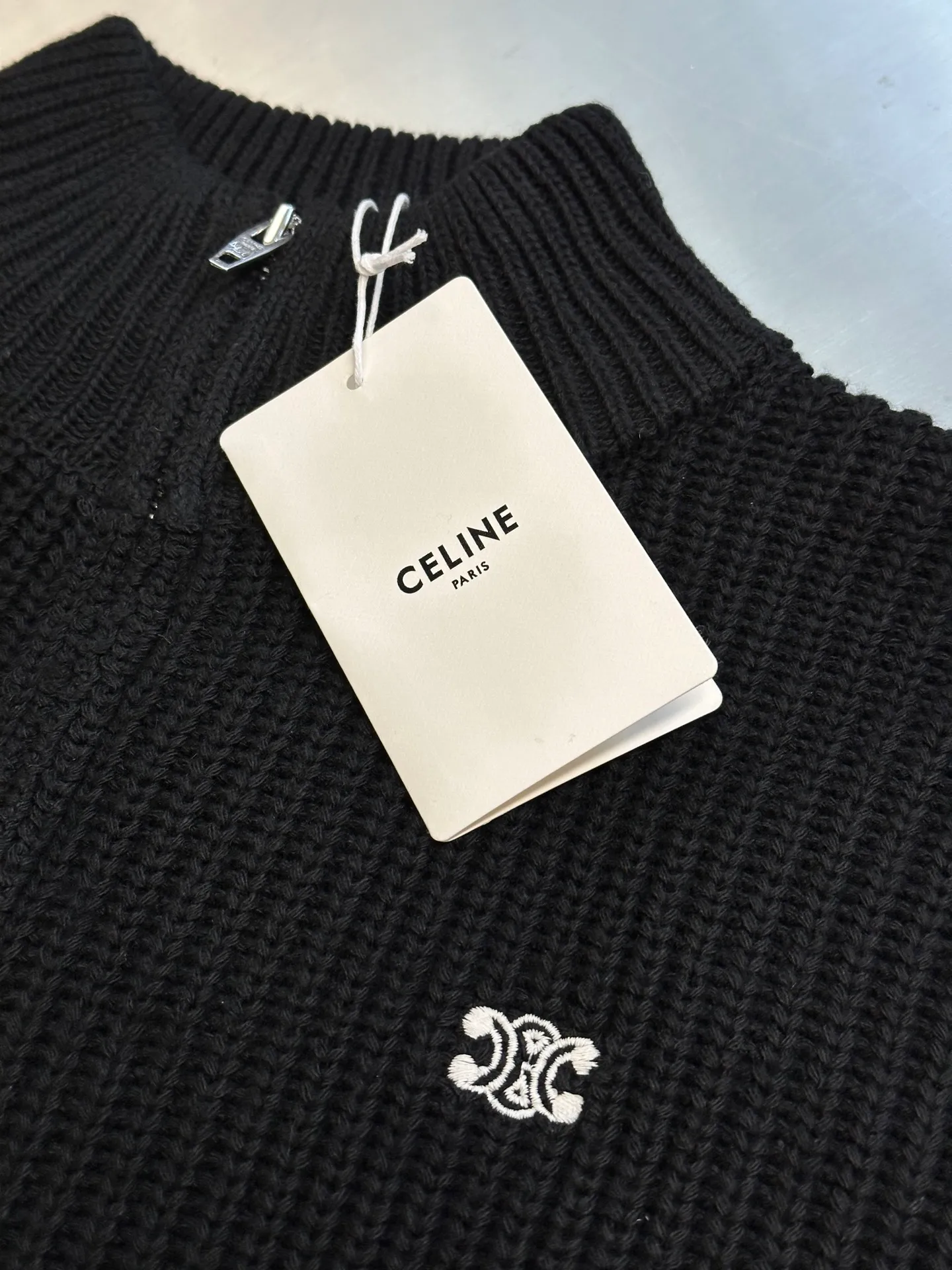 🅿️520 Celine Arc de Triomphe Sweater Jacket Made of custom-woven soft blended wool worsted fabric, the iconic Celine Arc de Triomphe logo embellishes the front, simple and smooth zipper lines, a harmonious blend of sophistication and dynamism, showing taste in a silent way. Imported machine embroidery technology is used. Advanced computer control systems and sophisticated mechanical components are used to realize the Arc de Triomphe embroidery operation with high precision and smooth and delicate lines. Size: s m l xl