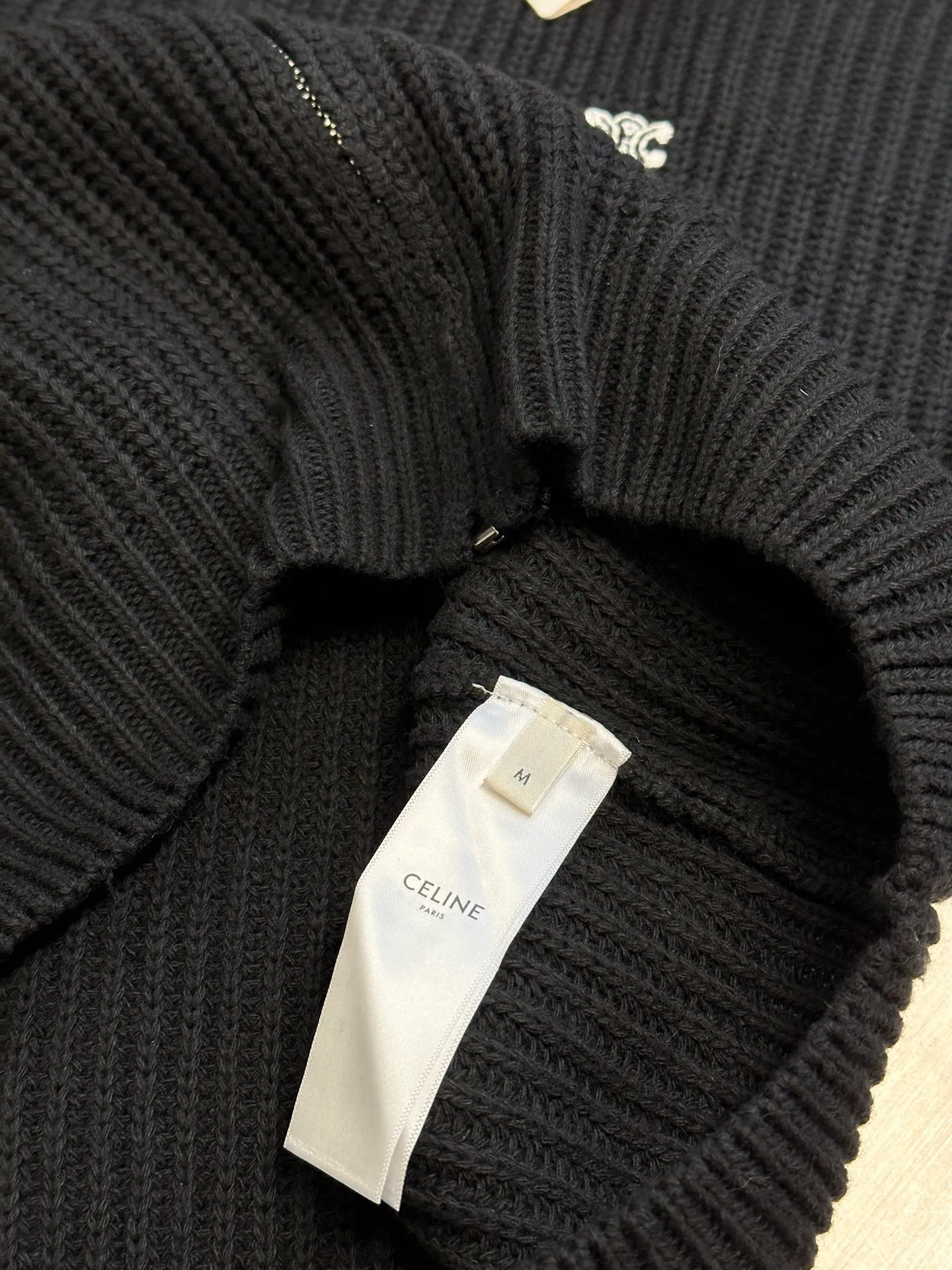 🅿️520 Celine Arc de Triomphe Sweater Jacket Made of custom-woven soft blended wool worsted fabric, the iconic Celine Arc de Triomphe logo embellishes the front, simple and smooth zipper lines, a harmonious blend of sophistication and dynamism, showing taste in a silent way. Imported machine embroidery technology is used. Advanced computer control systems and sophisticated mechanical components are used to realize the Arc de Triomphe embroidery operation with high precision and smooth and delicate lines. Size: s m l xl