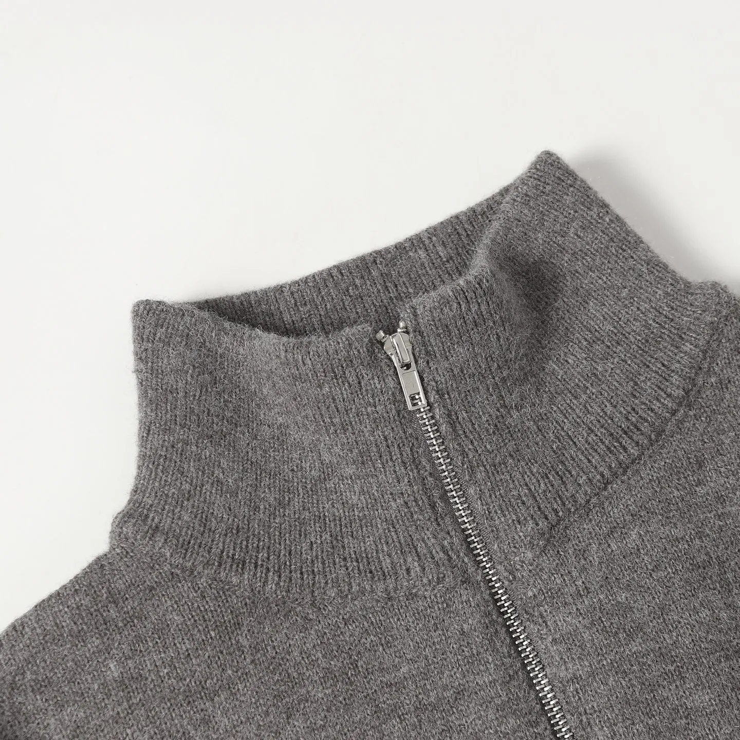 🅿️370 Celine 24FW small embroidered turtleneck sweater (grey) originally purchased for 12,500, the fabric is made of expanded wool blend, soft to the touch, comfortable and close to the skin, the iconic Arc de Triomphe embroidery embellishes the front The Celine half-zip on the chest is a sublimation, a harmonious blend of sophistication and dynamism. It adopts imported machine embroidery technology, advanced computer control systems and precision mechanical components to realize the Arc de Triomphe embroidery operation. The lines are smooth and delicate with high precision. Same size for men and women. Size: S M L