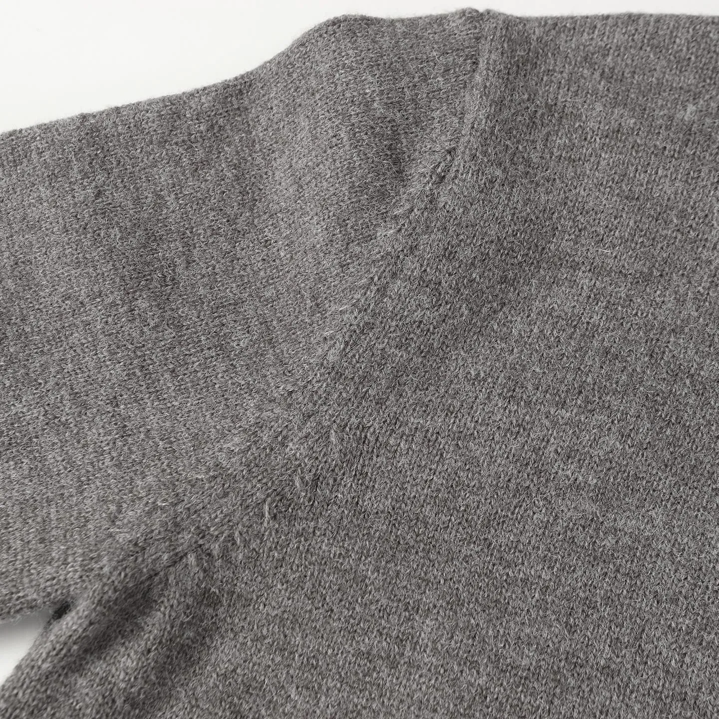🅿️370 Celine 24FW small embroidered turtleneck sweater (grey) originally purchased for 12,500, the fabric is made of expanded wool blend, soft to the touch, comfortable and close to the skin, the iconic Arc de Triomphe embroidery embellishes the front The Celine half-zip on the chest is a sublimation, a harmonious blend of sophistication and dynamism. It adopts imported machine embroidery technology, advanced computer control systems and precision mechanical components to realize the Arc de Triomphe embroidery operation. The lines are smooth and delicate with high precision. Same size for men and women. Size: S M L