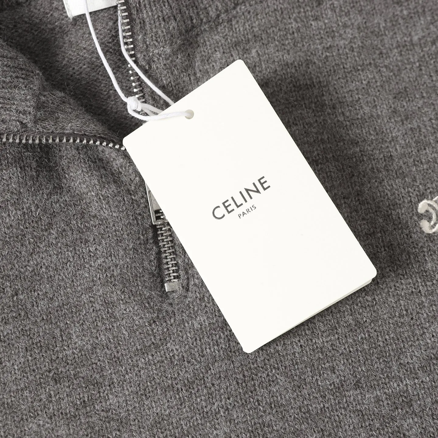 🅿️370 Celine 24FW small embroidered turtleneck sweater (grey) originally purchased for 12,500, the fabric is made of expanded wool blend, soft to the touch, comfortable and close to the skin, the iconic Arc de Triomphe embroidery embellishes the front The Celine half-zip on the chest is a sublimation, a harmonious blend of sophistication and dynamism. It adopts imported machine embroidery technology, advanced computer control systems and precision mechanical components to realize the Arc de Triomphe embroidery operation. The lines are smooth and delicate with high precision. Same size for men and women. Size: S M L