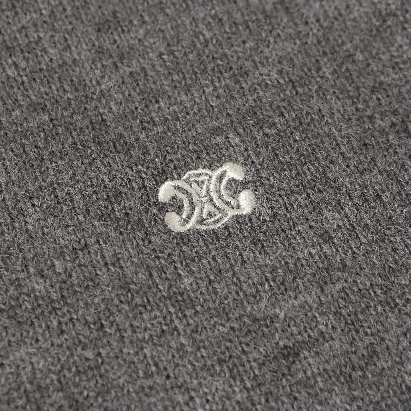 🅿️370 Celine 24FW small embroidered turtleneck sweater (grey) originally purchased for 12,500, the fabric is made of expanded wool blend, soft to the touch, comfortable and close to the skin, the iconic Arc de Triomphe embroidery embellishes the front The Celine half-zip on the chest is a sublimation, a harmonious blend of sophistication and dynamism. It adopts imported machine embroidery technology, advanced computer control systems and precision mechanical components to realize the Arc de Triomphe embroidery operation. The lines are smooth and delicate with high precision. Same size for men and women. Size: S M L