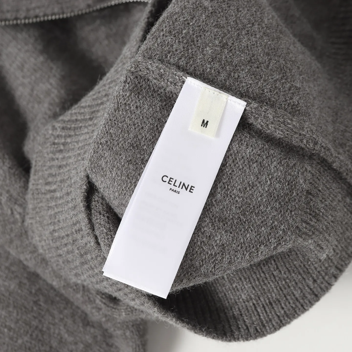 🅿️370 Celine 24FW small embroidered turtleneck sweater (grey) originally purchased for 12,500, the fabric is made of expanded wool blend, soft to the touch, comfortable and close to the skin, the iconic Arc de Triomphe embroidery embellishes the front The Celine half-zip on the chest is a sublimation, a harmonious blend of sophistication and dynamism. It adopts imported machine embroidery technology, advanced computer control systems and precision mechanical components to realize the Arc de Triomphe embroidery operation. The lines are smooth and delicate with high precision. Same size for men and women. Size: S M L