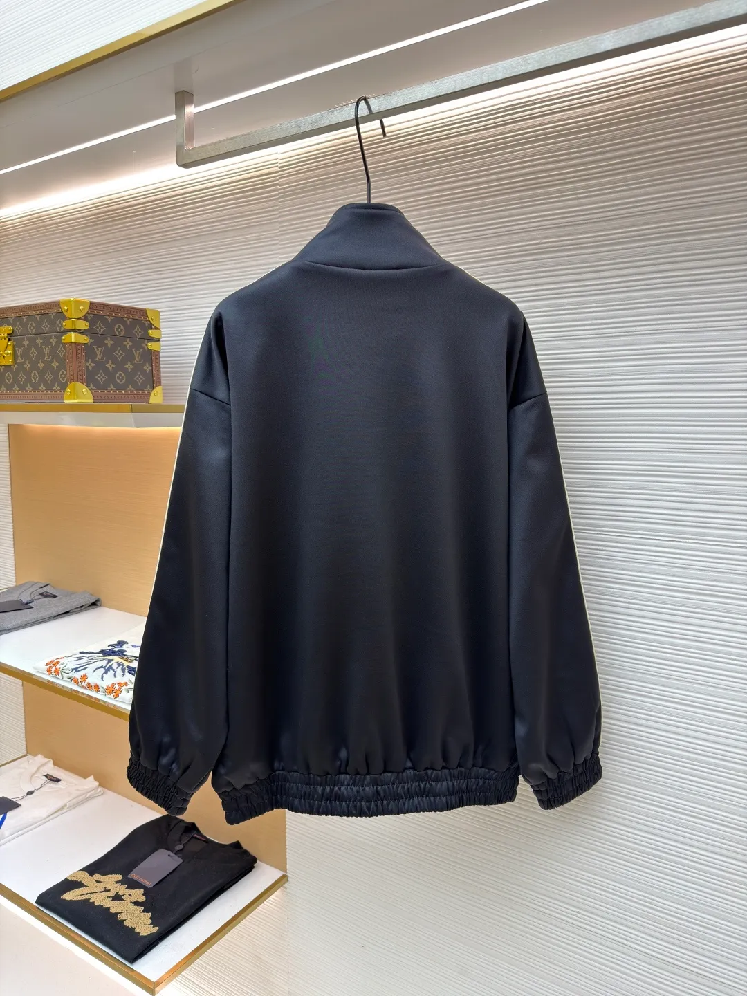 Celine side webbing splicing jacket ●Original version: Purchased and developed by 6909 ●Item number: 1681407-B70 ●Fabric: pure cotton fabric ●Technology: ribbon production ●Color: black ●Version: fitted version ●Weight: about 780 grams ●Size: XS-S-M-L ●Description: This jacket is made of high-quality smooth fabric, with a crisp texture and good drape. The stand-up collar design is equipped with a metal zipper, which is smooth and durable, and easy to open and close. The white stripes on the side of the sleeves are made of precision splicing technology, which naturally connects with the black body, and the lines are straight and smooth. The "CELINE" brand logo on the body is three-dimensional embroidery, the stitching is fine and even, and the brand is highly recognizable. The pockets on both sides are equipped with zippers, which are practical and enhance the overall texture. The rib design on the cuffs and hem has excellent elasticity and fits the body shape. From fabric selection to embroidery, splicing and zipper craftsmanship, every detail demonstrates the brand's strict control over quality, integrating sports style with high-end fashion craftsmanship, with both practicality and fashion. The overall wiring is straight and delicate, the fabric is comfortable and soft, and the color is consistent without color difference. It can be matched with the same style to create a fashionable look and control various occasions. Customized accessories, complete with three standards, same style for men and women!