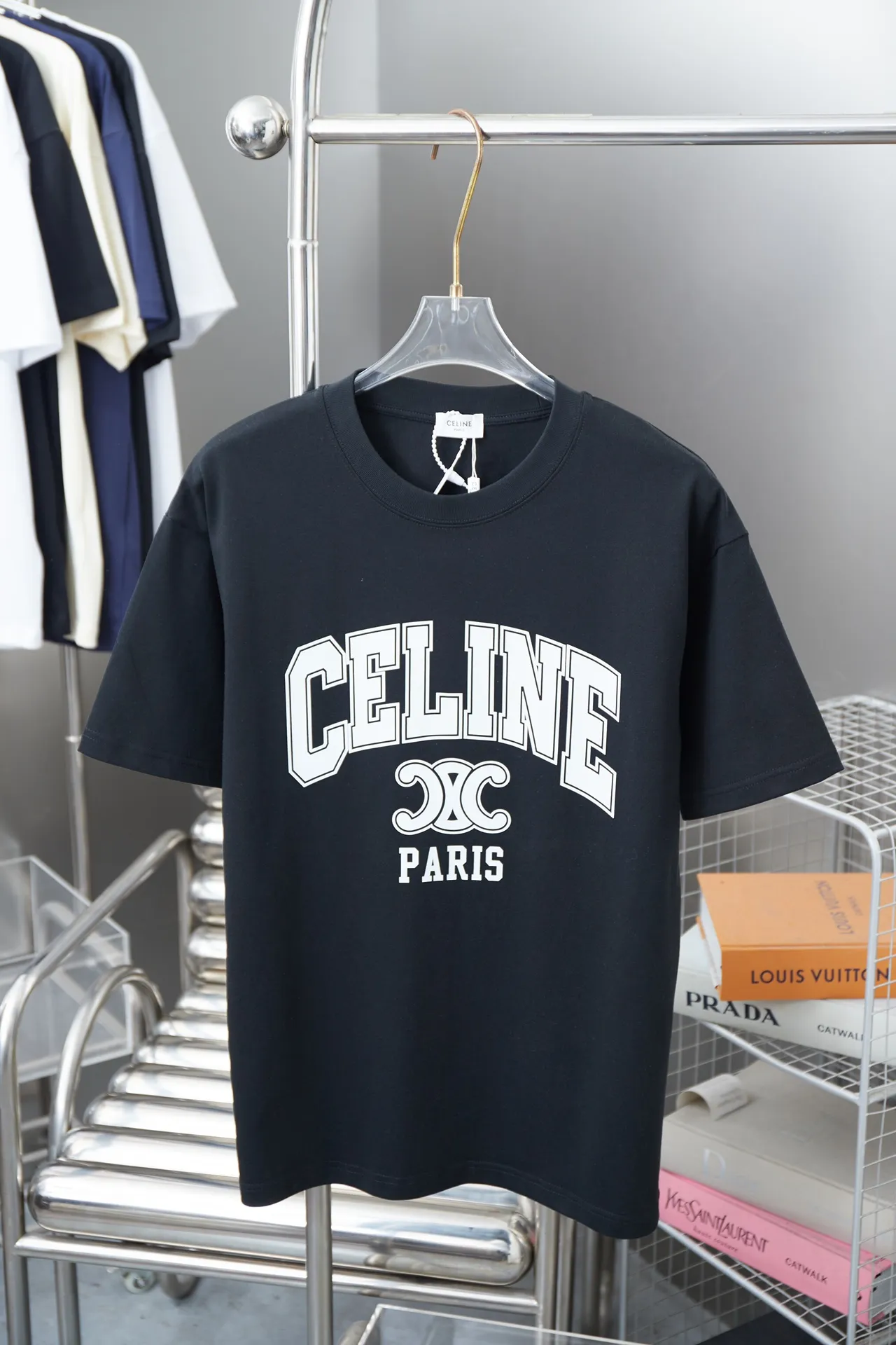 🅿️180 CELIN* 25SS early spring new style, letter printed short sleeves, light luxury, a must-have item for daily commuting for men and women, correct version, welcome to compare, detailed features · 320g 100% pure cotton double yarn jersey fabric · Special thickened 32 pieces of double-strand 1X1 thread in the same cylinder custom dyeing · Silk screen environmentally friendly letter logo printing pattern · Double needle stitching cross-stitching process · Original main mark, washed tag, brand moisture-proof paper packaging Color: black/white Size: S/M/L/XL