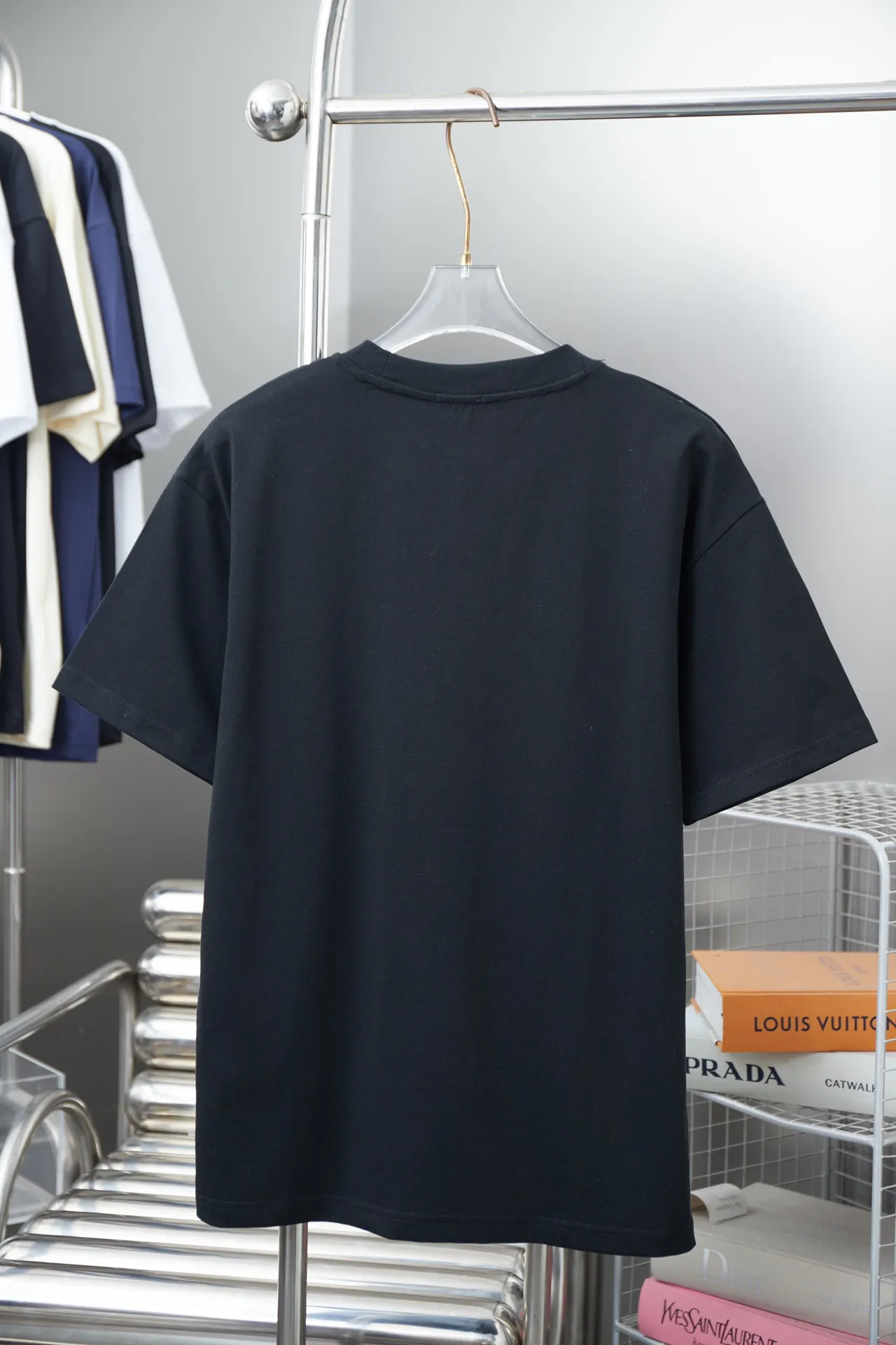 🅿️180 CELIN* 25SS early spring new style, letter printed short sleeves, light luxury, a must-have item for daily commuting for men and women, correct version, welcome to compare, detailed features · 320g 100% pure cotton double yarn jersey fabric · Special thickened 32 pieces of double-strand 1X1 thread in the same cylinder custom dyeing · Silk screen environmentally friendly letter logo printing pattern · Double needle stitching cross-stitching process · Original main mark, washed tag, brand moisture-proof paper packaging Color: black/white Size: S/M/L/XL