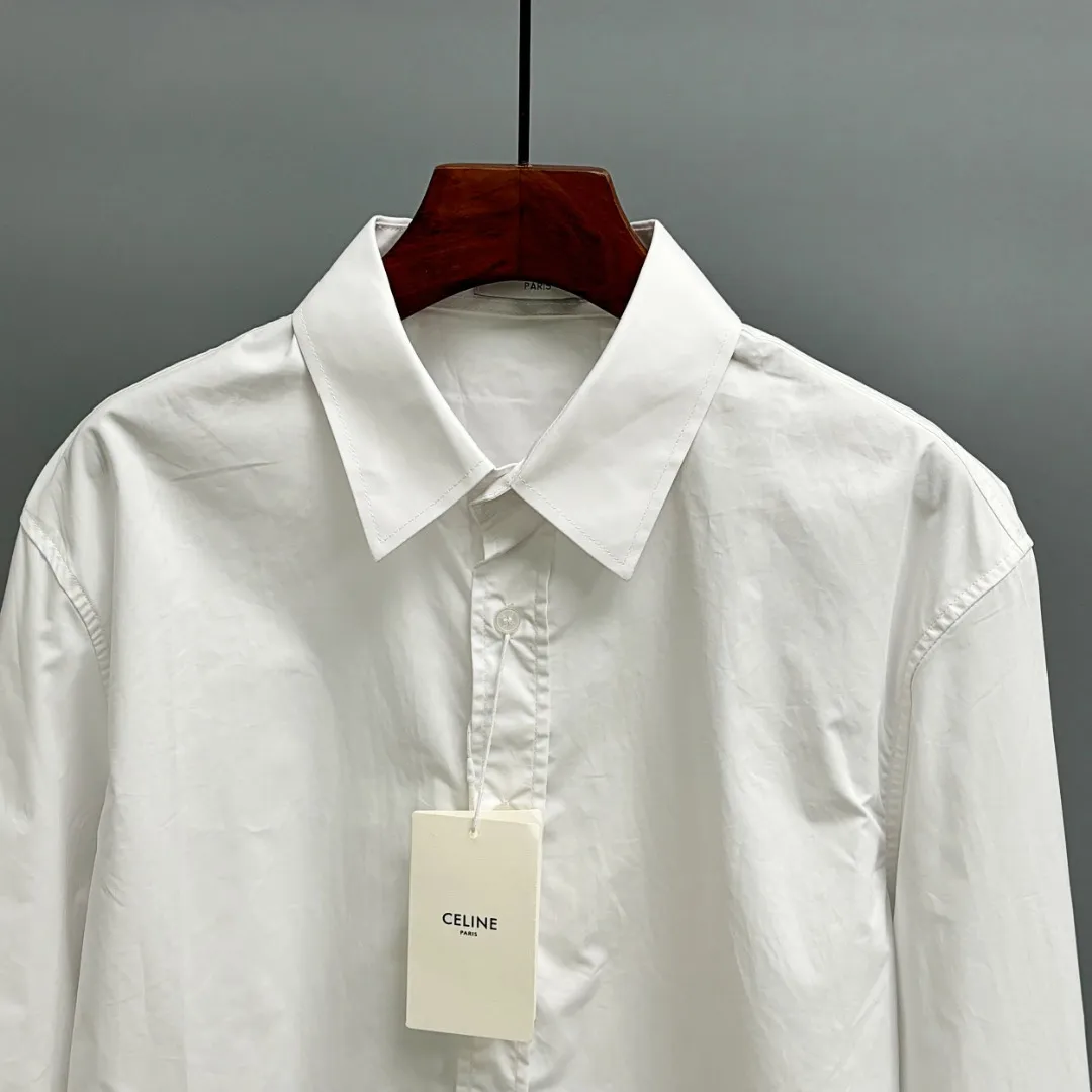 🅿️220 CELINE/Silin early autumn embroidered shirt, custom-made classic 40-count plain weave imitation Tencel Paris shirt fabric, loose fit, three-dimensional upper body, smooth and natural lines, from shoulder line to waist line to hem, smooth transition of lines, no unnecessary folds or accumulation, neat and stretched overall, custom-made Celine lettering button-down, Celine logo embroidery on the hem, rigorous stitching, precise stitching, silky smooth transition, natural and smooth pattern, three-dimensional pattern, no burrs Size: S M L XL