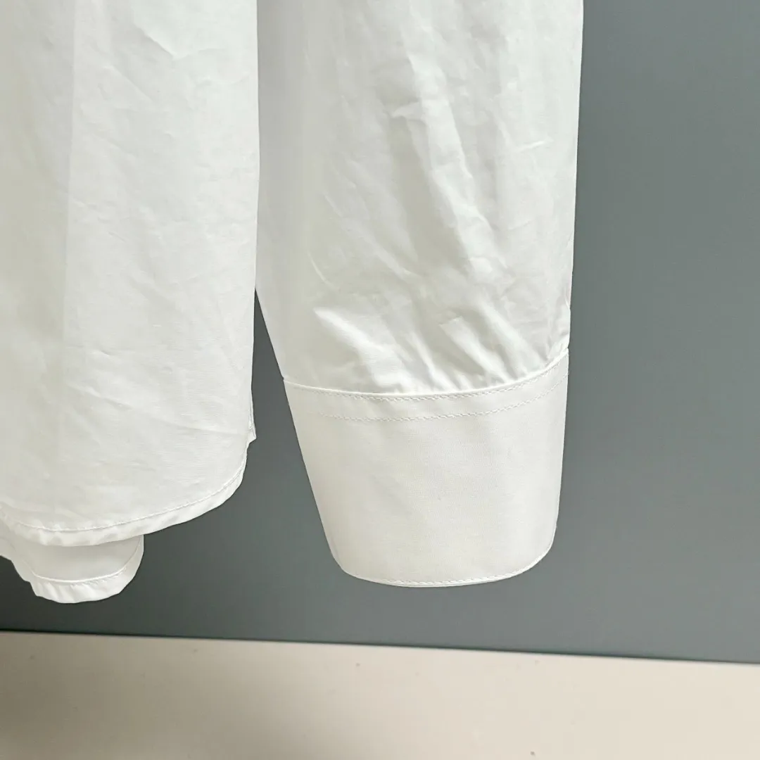 🅿️220 CELINE/Silin early autumn embroidered shirt, custom-made classic 40-count plain weave imitation Tencel Paris shirt fabric, loose fit, three-dimensional upper body, smooth and natural lines, from shoulder line to waist line to hem, smooth transition of lines, no unnecessary folds or accumulation, neat and stretched overall, custom-made Celine lettering button-down, Celine logo embroidery on the hem, rigorous stitching, precise stitching, silky smooth transition, natural and smooth pattern, three-dimensional pattern, no burrs Size: S M L XL