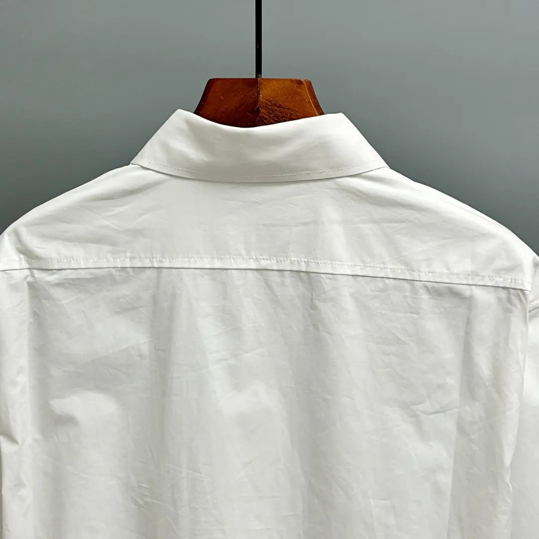 🅿️220 CELINE/Silin early autumn embroidered shirt, custom-made classic 40-count plain weave imitation Tencel Paris shirt fabric, loose fit, three-dimensional upper body, smooth and natural lines, from shoulder line to waist line to hem, smooth transition of lines, no unnecessary folds or accumulation, neat and stretched overall, custom-made Celine lettering button-down, Celine logo embroidery on the hem, rigorous stitching, precise stitching, silky smooth transition, natural and smooth pattern, three-dimensional pattern, no burrs Size: S M L XL