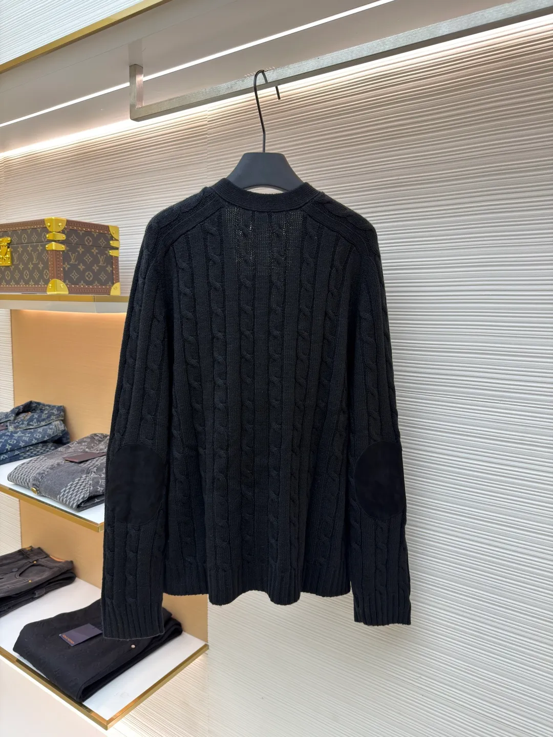Celine cable cashmere cardigan ●Original version: purchased and developed for 19500 ●Item number: 1681097-C10 ●Fabric: cashmere fabric ●Technology: knitted embroidery production ●Version: fitted version ●Weight: about 620 grams ●Size: XS-S-M-L ●Description: Refer to the original version, use [2/26 count premium cashmere] for [1:1 dyeing spinning], the dyed yarn needs to be [custom dyed spinning], the minimum order quantity requirement is very high, the initial wool investment is more than 100,000 yuan, and the dyeing factory and spinner are willing to do it, and the custom spinning cycle is long. In order to ensure that the color is exactly the same, [repeated dyeing 3 times] can be dyed for large quantities. Looming machine: The machine uses the same needle pattern as the original [5G computerized flat knitting machine] to weave pieces, and uses [twisted rope weave] to weave. The entire piece of clothing [takes 210 minutes] to weave a piece of clothing. This model has many processes, and the cycle is also long. First, the woven fabric pieces must be sewn by [purely manual method], then pick and collect the threads, and then wash them. After washing, you need to iron them for the first time. Iron the clothes straight, then take apart the sleeves, car the genuine leather on the sleeves, and finally car the access control ribbons. After the ribbons are ironed, you need to iron them a second time, iron the ribbons straight, and then open and button the buttons to avoid uneven movement. Finally, come to the embroidery process. The process is extremely strict and tedious. The cycle time for a large shipment is at least 30 days. The overall wiring is straight and delicate, the fabric is comfortable and soft, and the colors are consistent and without color difference. It can be matched with the same style to create a fashionable look, and can be used in various occasions. Customized accessories, complete with three standards, same style for men and women!