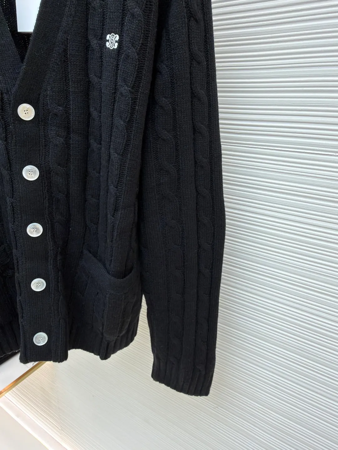 Celine cable cashmere cardigan ●Original version: purchased and developed for 19500 ●Item number: 1681097-C10 ●Fabric: cashmere fabric ●Technology: knitted embroidery production ●Version: fitted version ●Weight: about 620 grams ●Size: XS-S-M-L ●Description: Refer to the original version, use [2/26 count premium cashmere] for [1:1 dyeing spinning], the dyed yarn needs to be [custom dyed spinning], the minimum order quantity requirement is very high, the initial wool investment is more than 100,000 yuan, and the dyeing factory and spinner are willing to do it, and the custom spinning cycle is long. In order to ensure that the color is exactly the same, [repeated dyeing 3 times] can be dyed for large quantities. Looming machine: The machine uses the same needle pattern as the original [5G computerized flat knitting machine] to weave pieces, and uses [twisted rope weave] to weave. The entire piece of clothing [takes 210 minutes] to weave a piece of clothing. This model has many processes, and the cycle is also long. First, the woven fabric pieces must be sewn by [purely manual method], then pick and collect the threads, and then wash them. After washing, you need to iron them for the first time. Iron the clothes straight, then take apart the sleeves, car the genuine leather on the sleeves, and finally car the access control ribbons. After the ribbons are ironed, you need to iron them a second time, iron the ribbons straight, and then open and button the buttons to avoid uneven movement. Finally, come to the embroidery process. The process is extremely strict and tedious. The cycle time for a large shipment is at least 30 days. The overall wiring is straight and delicate, the fabric is comfortable and soft, and the colors are consistent and without color difference. It can be matched with the same style to create a fashionable look, and can be used in various occasions. Customized accessories, complete with three standards, same style for men and women!