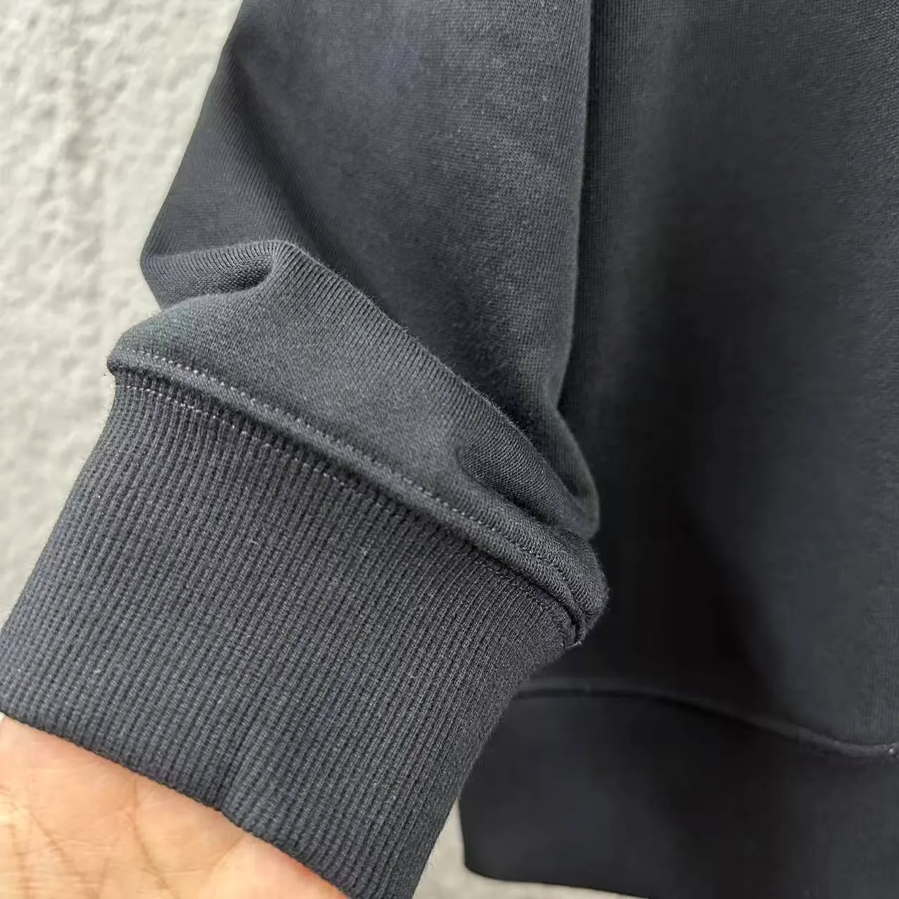 🅿️250 Celi*ne Celin Celin 2025 early autumn and winter new style Three-dimensional flocking process personalized logo Customized terry fabric Long-sleeved round neck sweatshirt Uniform style for men and women Size: S (90-130 catties) M (120-150 catties) L (140-165 catties) XL (160-180 catties) XXL (180-210 pounds) Color: black white