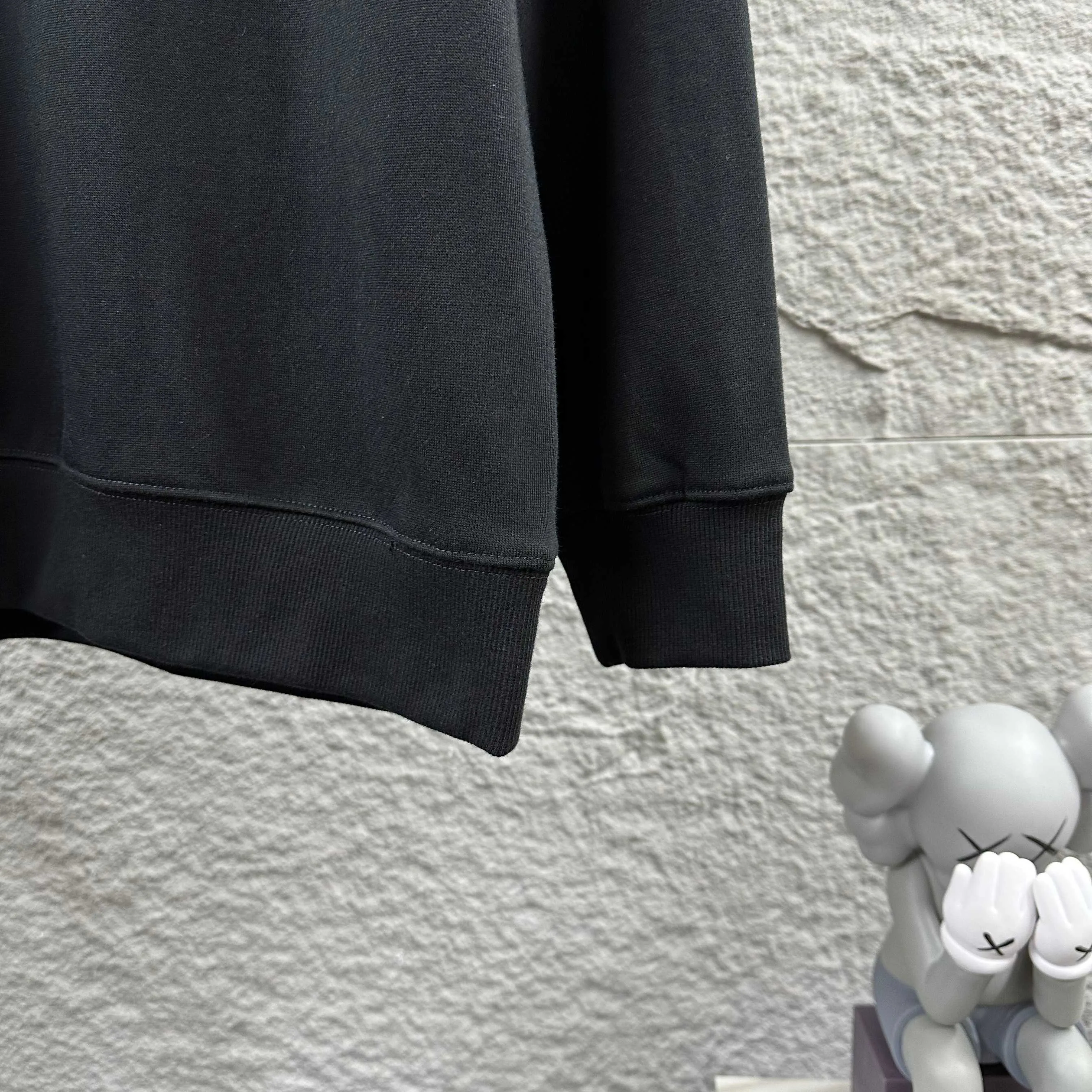 🅿️250 Celi*ne Celin Celin 2025 early autumn and winter new style Three-dimensional flocking process personalized logo Customized terry fabric Long-sleeved round neck sweatshirt Uniform style for men and women Size: S (90-130 catties) M (120-150 catties) L (140-165 catties) XL (160-180 catties) XXL (180-210 pounds) Color: black white