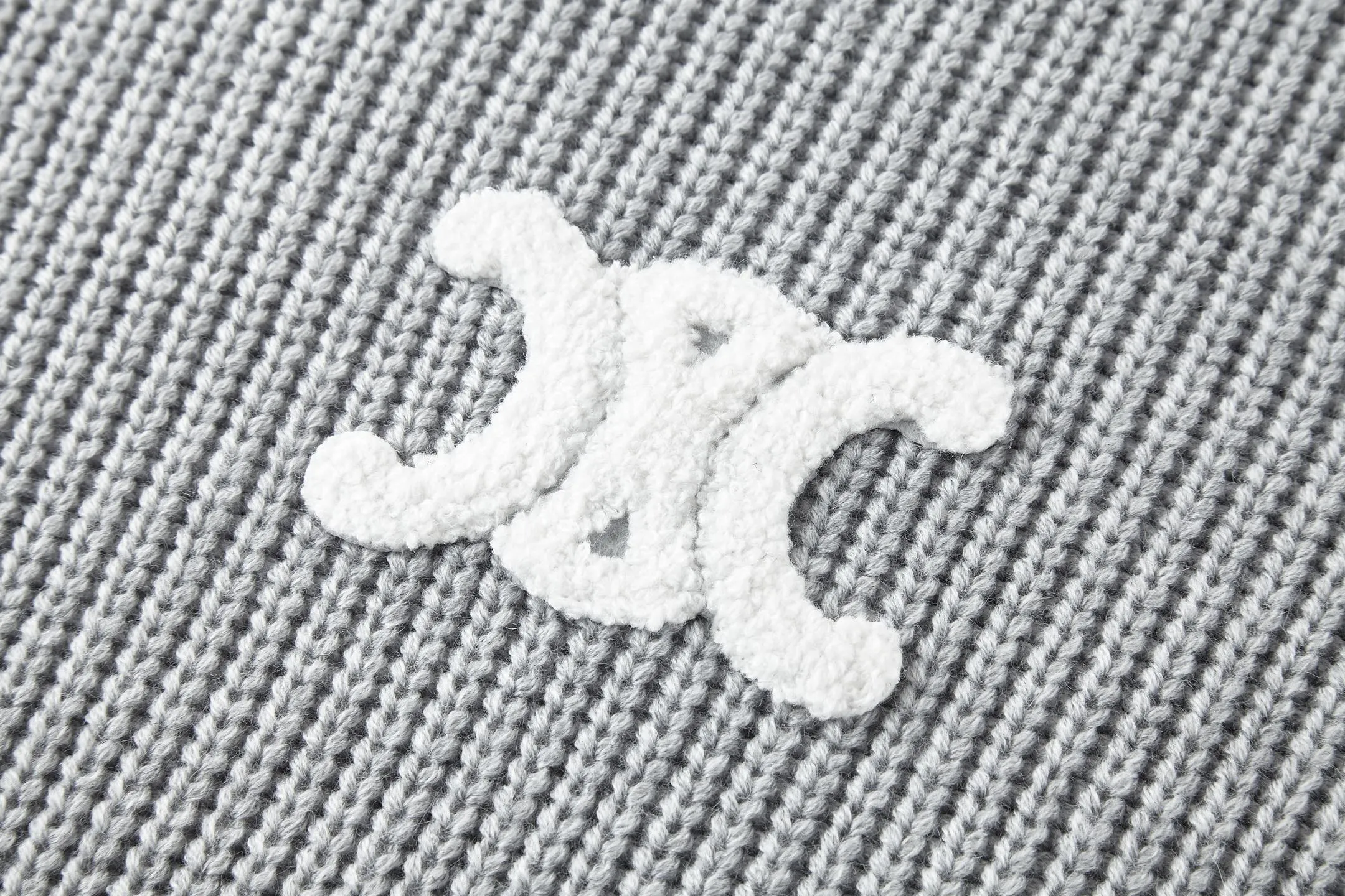 🅿️500 [Original quality] CELINE Celine embroidered logo knitted hoodie Fabric: Made of 55 merino wool yarn and cotton yarn. The finished product woven from this fabric has a three-dimensional shape, a soft hand feel, and no binding on the upper body.  Accessories: The hat rope tail clip adopts electroplating engraving process to restore the brand logo.  Craftsmanship: The embroidery uses towel embroidery technology and cashmere yarn to restore the original 1:1 details.  Process: Garment washing removes impurities on the wool surface - adding hand feel - fixing the pattern.  TRIOMPHE embroidered loose fit hood with adjustable drawstring, metal hoop engraved with CELINE PARIS 1 kangaroo pocket ribbed trim Accessories: Customized 1:1 washed logo Accessories: Customized 1:1 rope tail clip Craftsmanship: Customized 1:1 towel embroidery Size: S-M-L-XL Color: Gray