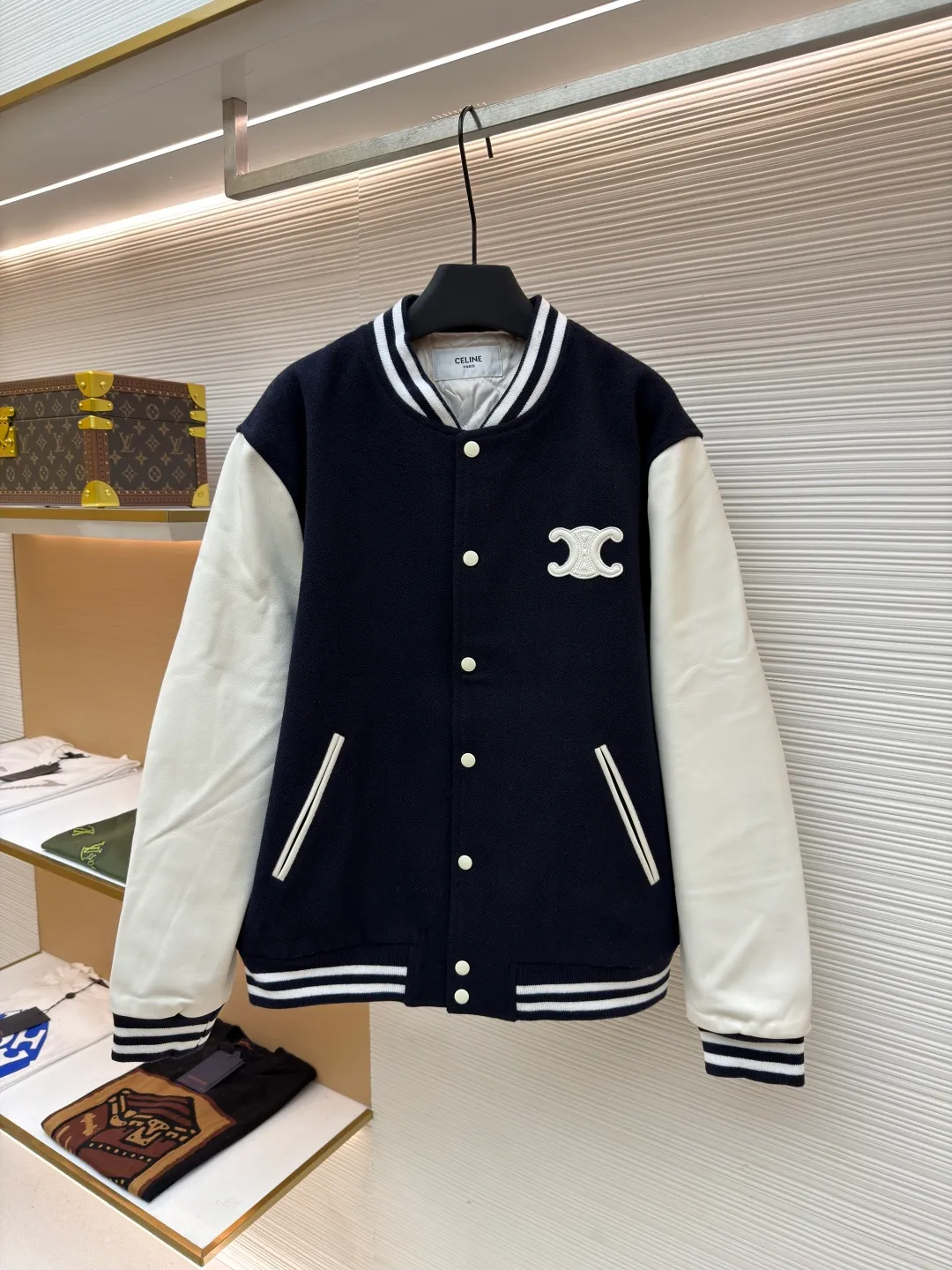 Celine genuine leather lettered baseball jersey ●Original version: Purchased and developed for 27500 ●Item number: 1681004-G25 ●Fabric: wool blended fabric ●Technology: laser burning production ●Version: fitted version ●Weight: about 1130 grams ●Size: 36-38-40-42 ●Description: The fabric is made of [50% wool + 50% acrylic blended yarn], [thick wool blended yarn], [rapier machine-dyed rice grain jacquard pattern], [gram weight 600g], matching [rayon cotton 4*4 diamond checkered lining], using [800# specification washed cotton] One-inch 9-needle spacing quilted embroidery], sleeve pocket lips + front and rear chapters are made of [fetal sheepskin], spray-painted according to the Y version color, the front chapter is [laser burnt] with genuine leather patch, and the inside is filled with [sponge embroidery machine embroidery], the back chapter is filled with [silicone material], and [electric hydraulic pressure]. Device three-dimensional embossing], open letter mold to punch out a single letter, [manual oil edge sealing], [manual sweeping powder positioning] letter spacing, pattern machine thick line carving letters, ribbing using [30% wool + 70% cotton blended yarn], jacquard yarn dyeing in intermediate colors, matching CE letter color round snap button. The overall wiring is straight and delicate, the fabric is comfortable and soft, and the color is consistent without color difference. It can be matched with the same style to create a fashionable look and control various occasions. Customized accessories, complete with three standards, same style for men and women!