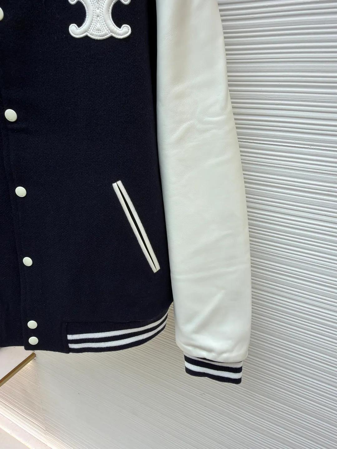 Celine genuine leather lettered baseball jersey ●Original version: Purchased and developed for 27500 ●Item number: 1681004-G25 ●Fabric: wool blended fabric ●Technology: laser burning production ●Version: fitted version ●Weight: about 1130 grams ●Size: 36-38-40-42 ●Description: The fabric is made of [50% wool + 50% acrylic blended yarn], [thick wool blended yarn], [rapier machine-dyed rice grain jacquard pattern], [gram weight 600g], matching [rayon cotton 4*4 diamond checkered lining], using [800# specification washed cotton] One-inch 9-needle spacing quilted embroidery], sleeve pocket lips + front and rear chapters are made of [fetal sheepskin], spray-painted according to the Y version color, the front chapter is [laser burnt] with genuine leather patch, and the inside is filled with [sponge embroidery machine embroidery], the back chapter is filled with [silicone material], and [electric hydraulic pressure]. Device three-dimensional embossing], open letter mold to punch out a single letter, [manual oil edge sealing], [manual sweeping powder positioning] letter spacing, pattern machine thick line carving letters, ribbing using [30% wool + 70% cotton blended yarn], jacquard yarn dyeing in intermediate colors, matching CE letter color round snap button. The overall wiring is straight and delicate, the fabric is comfortable and soft, and the color is consistent without color difference. It can be matched with the same style to create a fashionable look and control various occasions. Customized accessories, complete with three standards, same style for men and women!