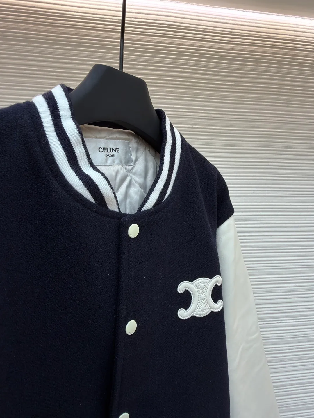 Celine genuine leather lettered baseball jersey ●Original version: Purchased and developed for 27500 ●Item number: 1681004-G25 ●Fabric: wool blended fabric ●Technology: laser burning production ●Version: fitted version ●Weight: about 1130 grams ●Size: 36-38-40-42 ●Description: The fabric is made of [50% wool + 50% acrylic blended yarn], [thick wool blended yarn], [rapier machine-dyed rice grain jacquard pattern], [gram weight 600g], matching [rayon cotton 4*4 diamond checkered lining], using [800# specification washed cotton] One-inch 9-needle spacing quilted embroidery], sleeve pocket lips + front and rear chapters are made of [fetal sheepskin], spray-painted according to the Y version color, the front chapter is [laser burnt] with genuine leather patch, and the inside is filled with [sponge embroidery machine embroidery], the back chapter is filled with [silicone material], and [electric hydraulic pressure]. Device three-dimensional embossing], open letter mold to punch out a single letter, [manual oil edge sealing], [manual sweeping powder positioning] letter spacing, pattern machine thick line carving letters, ribbing using [30% wool + 70% cotton blended yarn], jacquard yarn dyeing in intermediate colors, matching CE letter color round snap button. The overall wiring is straight and delicate, the fabric is comfortable and soft, and the color is consistent without color difference. It can be matched with the same style to create a fashionable look and control various occasions. Customized accessories, complete with three standards, same style for men and women!