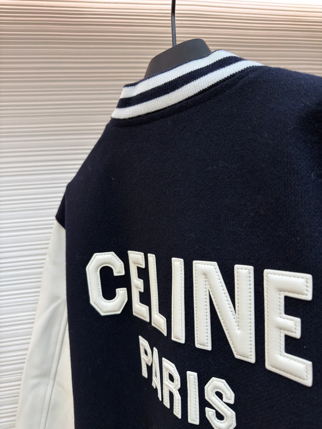 Celine genuine leather lettered baseball jersey ●Original version: Purchased and developed for 27500 ●Item number: 1681004-G25 ●Fabric: wool blended fabric ●Technology: laser burning production ●Version: fitted version ●Weight: about 1130 grams ●Size: 36-38-40-42 ●Description: The fabric is made of [50% wool + 50% acrylic blended yarn], [thick wool blended yarn], [rapier machine-dyed rice grain jacquard pattern], [gram weight 600g], matching [rayon cotton 4*4 diamond checkered lining], using [800# specification washed cotton] One-inch 9-needle spacing quilted embroidery], sleeve pocket lips + front and rear chapters are made of [fetal sheepskin], spray-painted according to the Y version color, the front chapter is [laser burnt] with genuine leather patch, and the inside is filled with [sponge embroidery machine embroidery], the back chapter is filled with [silicone material], and [electric hydraulic pressure]. Device three-dimensional embossing], open letter mold to punch out a single letter, [manual oil edge sealing], [manual sweeping powder positioning] letter spacing, pattern machine thick line carving letters, ribbing using [30% wool + 70% cotton blended yarn], jacquard yarn dyeing in intermediate colors, matching CE letter color round snap button. The overall wiring is straight and delicate, the fabric is comfortable and soft, and the color is consistent without color difference. It can be matched with the same style to create a fashionable look and control various occasions. Customized accessories, complete with three standards, same style for men and women!