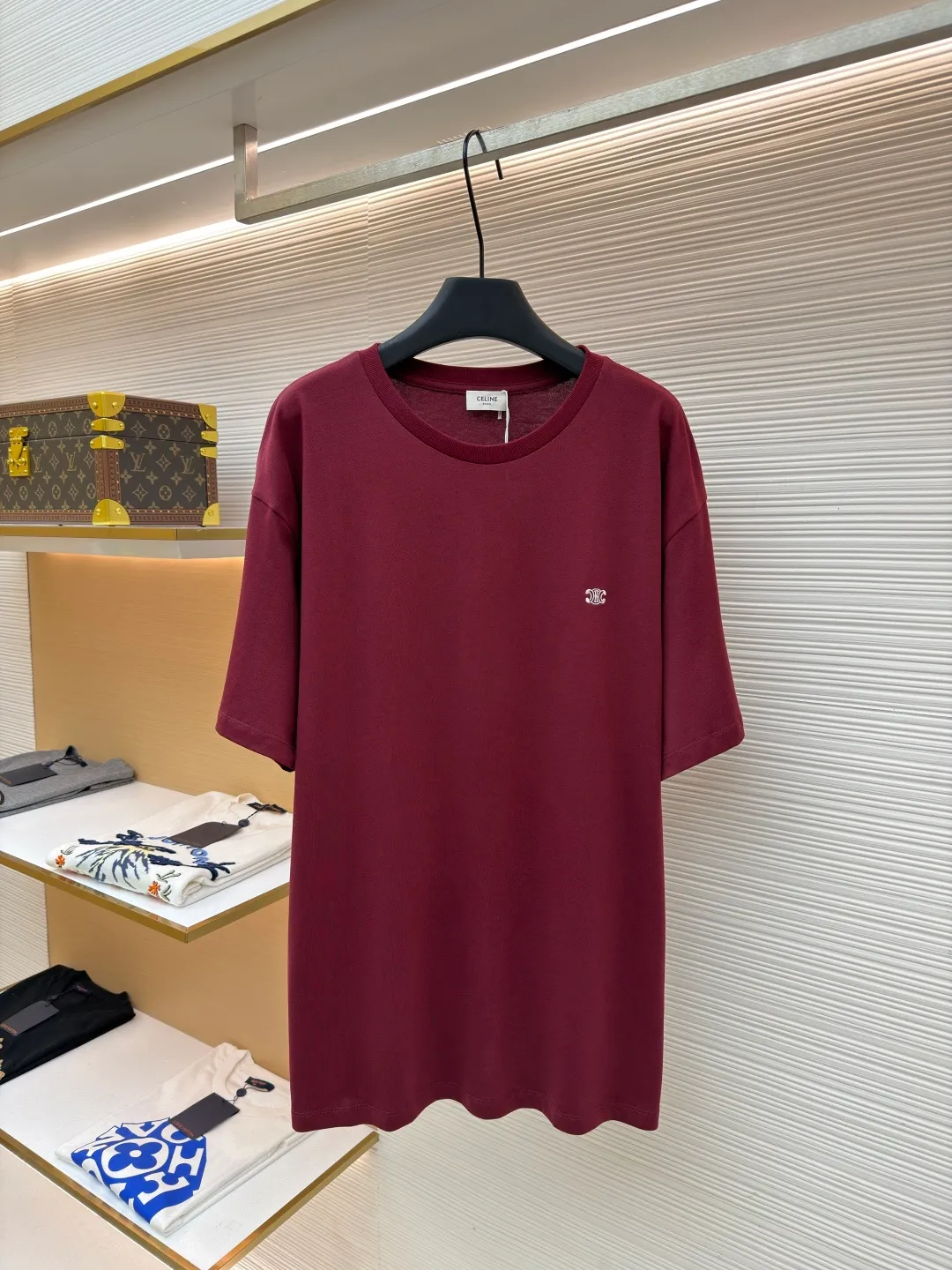 Celine Arc de Triomphe short sleeves ●Original version: Purchased and developed for 5100 ●Item number: 1682419-X90 ●Fabric: 40-count double-ply fabric ●Technology: embroidery production ●Color: burgundy ●Version: Fitted version ●Weight: about 255 grams ●Size: S-M-L-XL ●Description: Made of 40-count double-ply fabric, soft to the touch, comfortable and skin-friendly, the iconic Celine Arc de Triomphe logo embellishes the front Simple to the extreme is fashionable. The simplest classic black T-shirt is the most touching. Adopt imported machine embroidery technology, use advanced computer control systems and precision mechanical components to achieve Arc de Triomphe embroidery operations with high precision. The lines are smooth and delicate, and the fabrics have been washed. It has a better hand feel and texture, is not easy to deform, is not easy to shrink, is not easy to fade, and maintains long-term beauty. The overall wiring is straight and delicate, the fabric is comfortable and soft, and the color is consistent without color difference. It can be matched with the same style to create a fashionable look and control various occasions. Customized accessories, complete with three standards, same style for men and women!