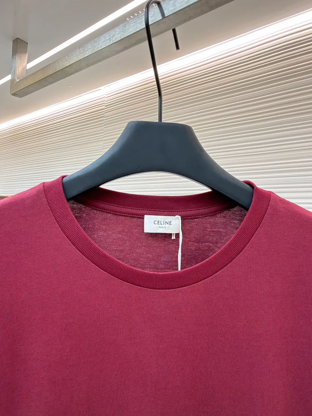 Celine Arc de Triomphe short sleeves ●Original version: Purchased and developed for 5100 ●Item number: 1682419-X90 ●Fabric: 40-count double-ply fabric ●Technology: embroidery production ●Color: burgundy ●Version: Fitted version ●Weight: about 255 grams ●Size: S-M-L-XL ●Description: Made of 40-count double-ply fabric, soft to the touch, comfortable and skin-friendly, the iconic Celine Arc de Triomphe logo embellishes the front Simple to the extreme is fashionable. The simplest classic black T-shirt is the most touching. Adopt imported machine embroidery technology, use advanced computer control systems and precision mechanical components to achieve Arc de Triomphe embroidery operations with high precision. The lines are smooth and delicate, and the fabrics have been washed. It has a better hand feel and texture, is not easy to deform, is not easy to shrink, is not easy to fade, and maintains long-term beauty. The overall wiring is straight and delicate, the fabric is comfortable and soft, and the color is consistent without color difference. It can be matched with the same style to create a fashionable look and control various occasions. Customized accessories, complete with three standards, same style for men and women!