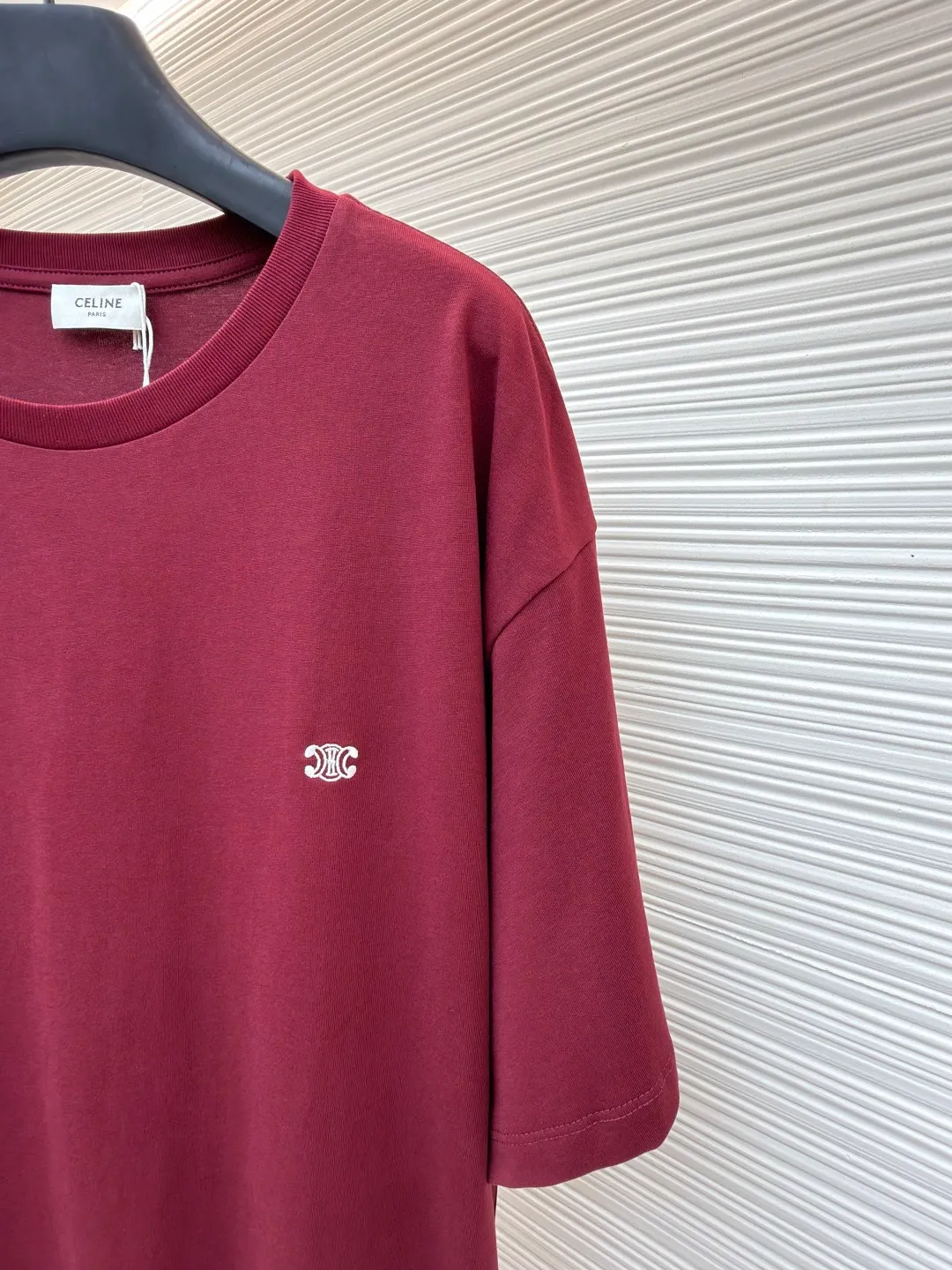 Celine Arc de Triomphe short sleeves ●Original version: Purchased and developed for 5100 ●Item number: 1682419-X90 ●Fabric: 40-count double-ply fabric ●Technology: embroidery production ●Color: burgundy ●Version: Fitted version ●Weight: about 255 grams ●Size: S-M-L-XL ●Description: Made of 40-count double-ply fabric, soft to the touch, comfortable and skin-friendly, the iconic Celine Arc de Triomphe logo embellishes the front Simple to the extreme is fashionable. The simplest classic black T-shirt is the most touching. Adopt imported machine embroidery technology, use advanced computer control systems and precision mechanical components to achieve Arc de Triomphe embroidery operations with high precision. The lines are smooth and delicate, and the fabrics have been washed. It has a better hand feel and texture, is not easy to deform, is not easy to shrink, is not easy to fade, and maintains long-term beauty. The overall wiring is straight and delicate, the fabric is comfortable and soft, and the color is consistent without color difference. It can be matched with the same style to create a fashionable look and control various occasions. Customized accessories, complete with three standards, same style for men and women!