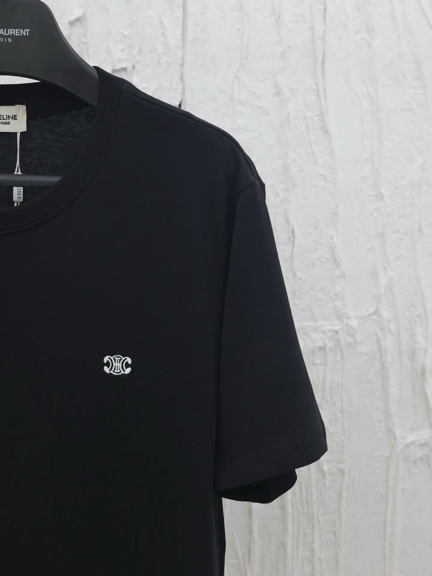 🅿️230 CELIN*/Celine 25SS spring and summer Arc de Triomphe embroidered short-sleeved fabric. The fabric is made of 40 double strands. It feels soft, comfortable and skin-friendly. Simple to the extreme, it is fashionable. The simplest classic white T-shirt is the most touching. The craftsmanship uses three-dimensional embroidery of the imported machine letters on the chest Logo. Exquisite workmanship and distinct layers. The fabrics have been washed and have a better hand texture. Not easy to deform, not easy to shrink, not easy to fade, and maintain long-term beauty. Size：S/M/L/XL