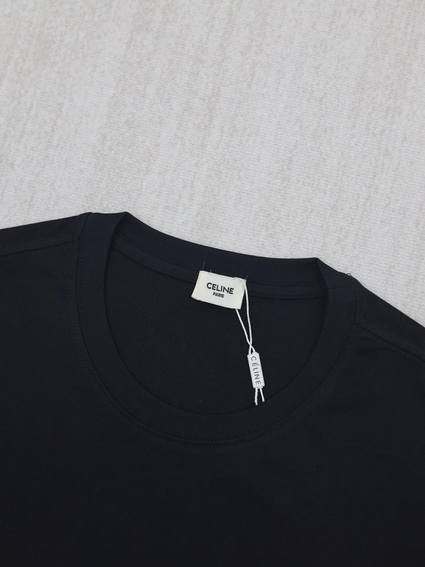 🅿️230 CELIN*/Celine 25SS spring and summer Arc de Triomphe embroidered short-sleeved fabric. The fabric is made of 40 double strands. It feels soft, comfortable and skin-friendly. Simple to the extreme, it is fashionable. The simplest classic white T-shirt is the most touching. The craftsmanship uses three-dimensional embroidery of the imported machine letters on the chest Logo. Exquisite workmanship and distinct layers. The fabrics have been washed and have a better hand texture. Not easy to deform, not easy to shrink, not easy to fade, and maintain long-term beauty. Size：S/M/L/XL