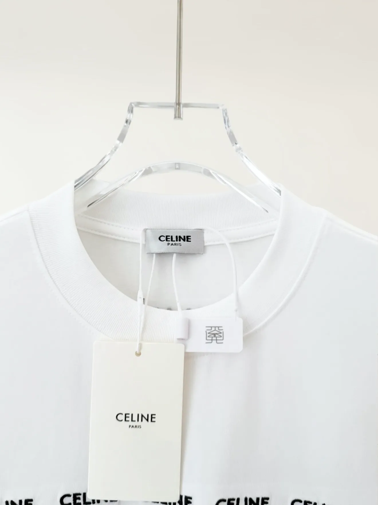 🅿️190 [High quality] CELINE 25ss front panel embroidery process, thickened two-color LOGO, English embroidery on the back, round neck short-sleeved T-shirt, with personalized street design style. The fabric is made of 32 counts of 280g fine cotton double yarn fabric. Customized same-tank dyed fabric. It feels very comfortable, fashionable and personalized. It is super versatile and good-looking. It is very suitable for both men and women. A must-have style. Tag, collar label, washed wheat, three complete labels, packaging, copy paper Packaging sticker color: black white size: S~XL