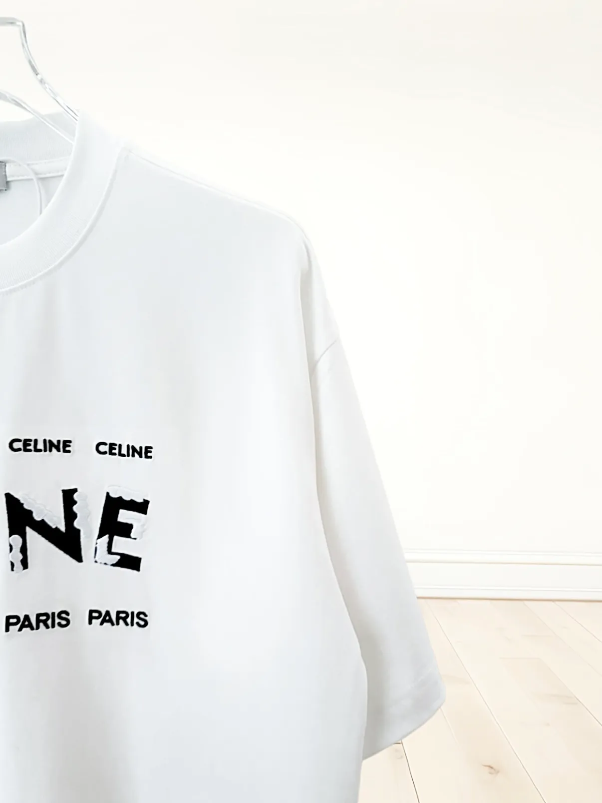🅿️190 [High quality] CELINE 25ss front panel embroidery process, thickened two-color LOGO, English embroidery on the back, round neck short-sleeved T-shirt, with personalized street design style. The fabric is made of 32 counts of 280g fine cotton double yarn fabric. Customized same-tank dyed fabric. It feels very comfortable, fashionable and personalized. It is super versatile and good-looking. It is very suitable for both men and women. A must-have style. Tag, collar label, washed wheat, three complete labels, packaging, copy paper Packaging sticker color: black white size: S~XL