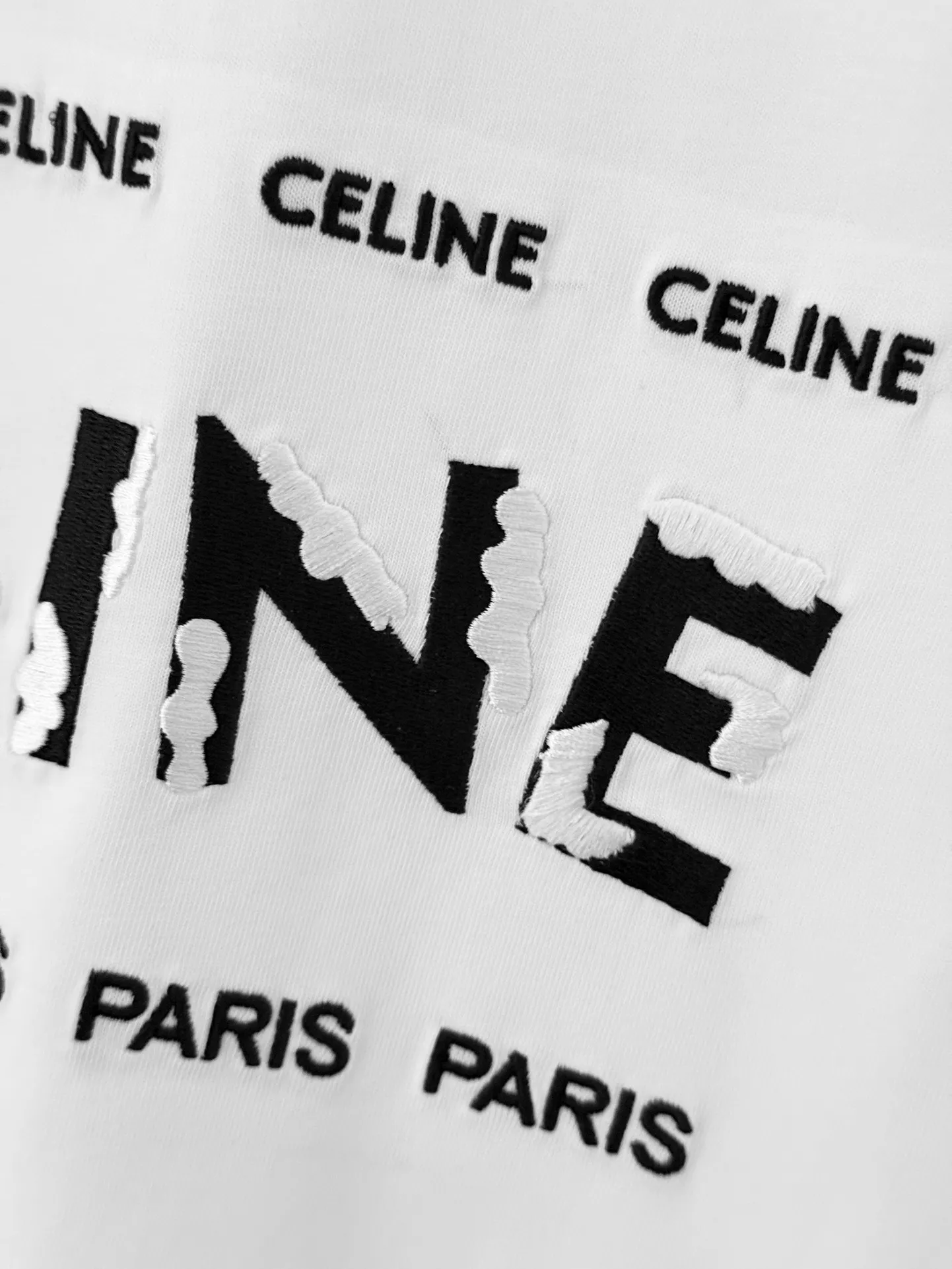 🅿️190 [High quality] CELINE 25ss front panel embroidery process, thickened two-color LOGO, English embroidery on the back, round neck short-sleeved T-shirt, with personalized street design style. The fabric is made of 32 counts of 280g fine cotton double yarn fabric. Customized same-tank dyed fabric. It feels very comfortable, fashionable and personalized. It is super versatile and good-looking. It is very suitable for both men and women. A must-have style. Tag, collar label, washed wheat, three complete labels, packaging, copy paper Packaging sticker color: black white size: S~XL