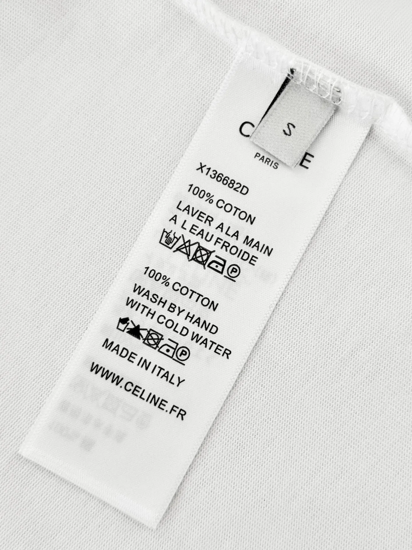 🅿️190 [High quality] CELINE 25ss front panel embroidery process, thickened two-color LOGO, English embroidery on the back, round neck short-sleeved T-shirt, with personalized street design style. The fabric is made of 32 counts of 280g fine cotton double yarn fabric. Customized same-tank dyed fabric. It feels very comfortable, fashionable and personalized. It is super versatile and good-looking. It is very suitable for both men and women. A must-have style. Tag, collar label, washed wheat, three complete labels, packaging, copy paper Packaging sticker color: black white size: S~XL
