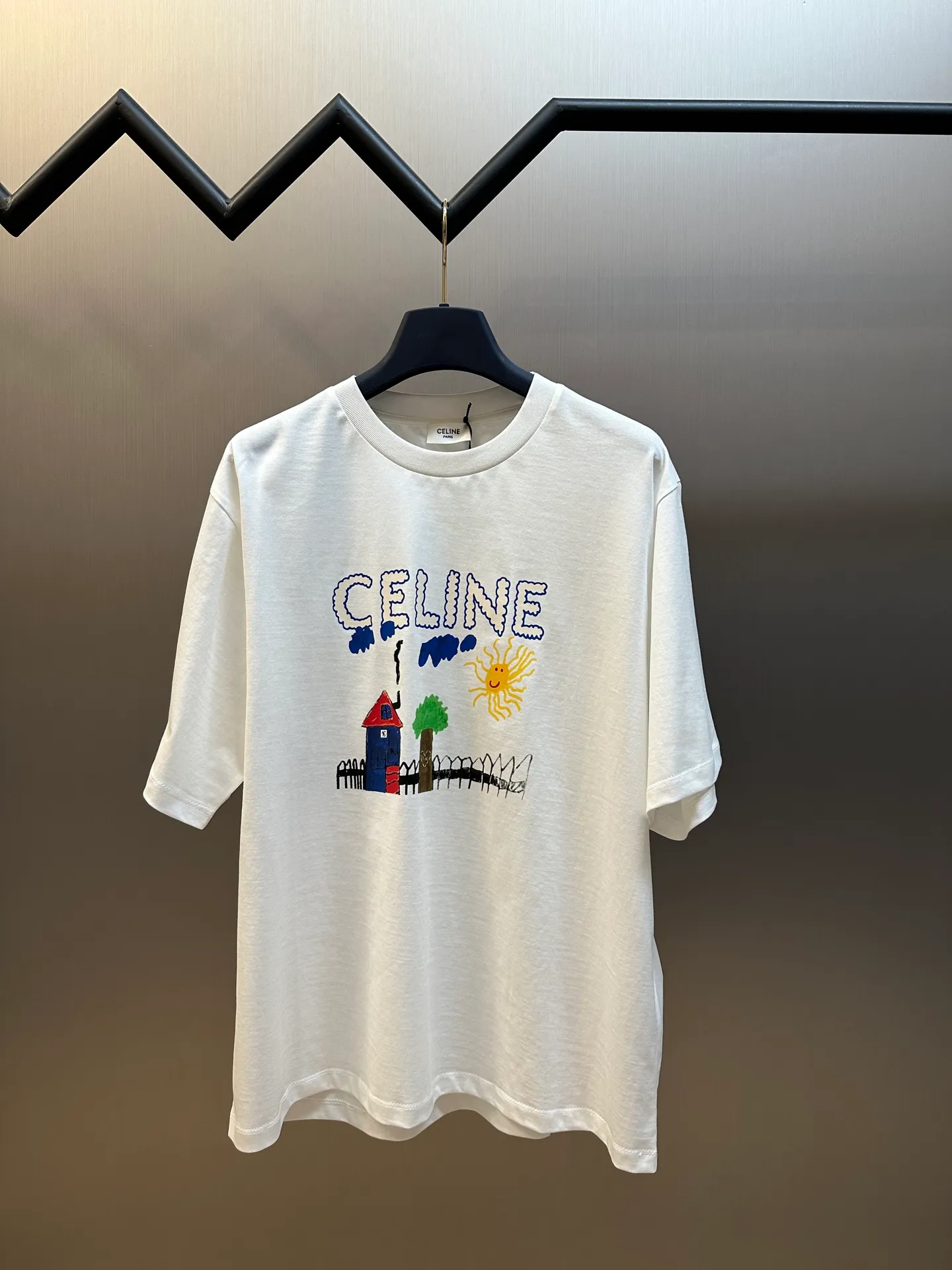 🅿️260 Celine childlike painting printed round neck short sleeves. Specific mercerized long-staple cotton fabric, made of 50S double-strand mercerized cotton, weight 165g; with 32S 1×1 tensioner thread, 300g. The finer the yarn and the higher the count, the softer, smoother and finer the resulting fabric is usually. Two yarns are used and twisted together. Doing so can enhance the strength and durability of the fabric and give it a fuller feel. Cotton fibers are treated with concentrated caustic soda solution to smooth the fiber surface and increase the gloss and softness of the fabric.  Childlike graffiti painting printing, according to the original color and the same color glue material, choose high-elastic stretch frame glue printing. It increases the elasticity of the printed area, and at the same time has strong penetration and color fastness, especially on cotton fabrics. The details of the printing are very well handled, with no burrs or traces of crossing the border. After technical processing of the printing screen, the slurry can penetrate into the fabric where there is a pattern. The permeability is strong and the fabric texture is clearly visible.  Dot paste printing technology is partially used. The distribution of dots is very dense, so the printed pattern has extremely high clarity and resolution. High-density dot paste printing technology is used to print various complex patterns and textures on clothing. Due to the special properties of the paste, the printed patterns have a certain degree of attraction, unique visual effects, and delicate touch.  Simple vertical round neck and short-sleeved version, the pattern is developed to create an extremely straight fit. The knitted material has certain stretchability, and the upper body will not be too tight. Round neck with ribbed splicing of the same color. The inner back collar is taped to effectively prevent the neckline from deforming after repeated wear and washing. The shoulder line is fitted, and the bottom hem and cuffs are trimmed with specially machined open-stitching.  size：xs s m l