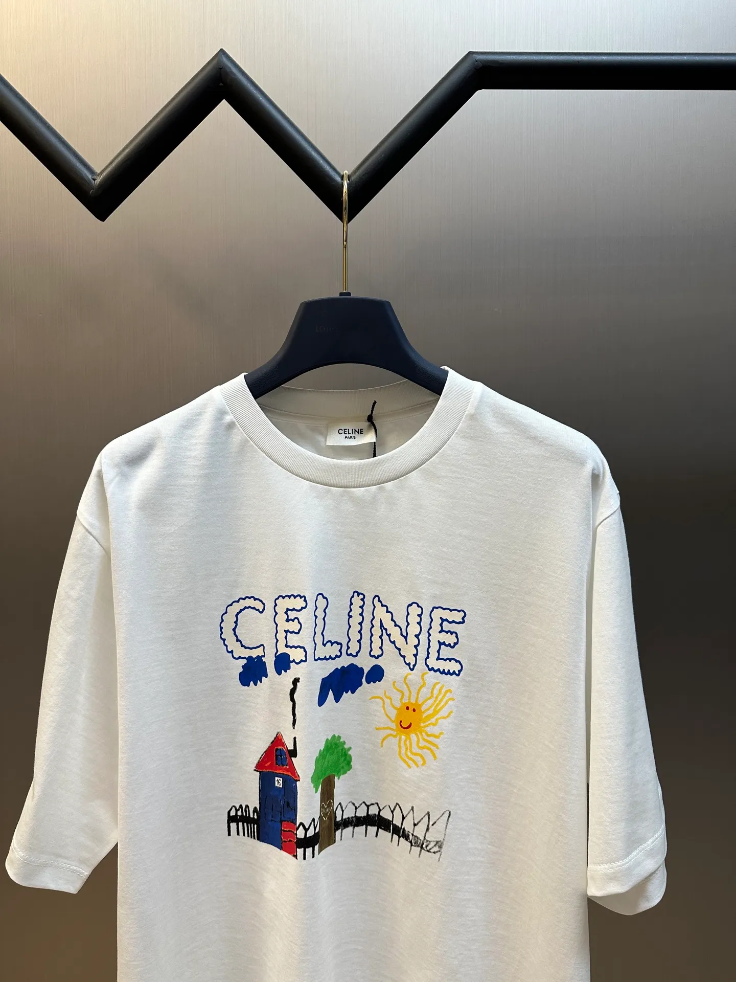🅿️260 Celine childlike painting printed round neck short sleeves. Specific mercerized long-staple cotton fabric, made of 50S double-strand mercerized cotton, weight 165g; with 32S 1×1 tensioner thread, 300g. The finer the yarn and the higher the count, the softer, smoother and finer the resulting fabric is usually. Two yarns are used and twisted together. Doing so can enhance the strength and durability of the fabric and give it a fuller feel. Cotton fibers are treated with concentrated caustic soda solution to smooth the fiber surface and increase the gloss and softness of the fabric.  Childlike graffiti painting printing, according to the original color and the same color glue material, choose high-elastic stretch frame glue printing. It increases the elasticity of the printed area, and at the same time has strong penetration and color fastness, especially on cotton fabrics. The details of the printing are very well handled, with no burrs or traces of crossing the border. After technical processing of the printing screen, the slurry can penetrate into the fabric where there is a pattern. The permeability is strong and the fabric texture is clearly visible.  Dot paste printing technology is partially used. The distribution of dots is very dense, so the printed pattern has extremely high clarity and resolution. High-density dot paste printing technology is used to print various complex patterns and textures on clothing. Due to the special properties of the paste, the printed patterns have a certain degree of attraction, unique visual effects, and delicate touch.  Simple vertical round neck and short-sleeved version, the pattern is developed to create an extremely straight fit. The knitted material has certain stretchability, and the upper body will not be too tight. Round neck with ribbed splicing of the same color. The inner back collar is taped to effectively prevent the neckline from deforming after repeated wear and washing. The shoulder line is fitted, and the bottom hem and cuffs are trimmed with specially machined open-stitching.  size：xs s m l