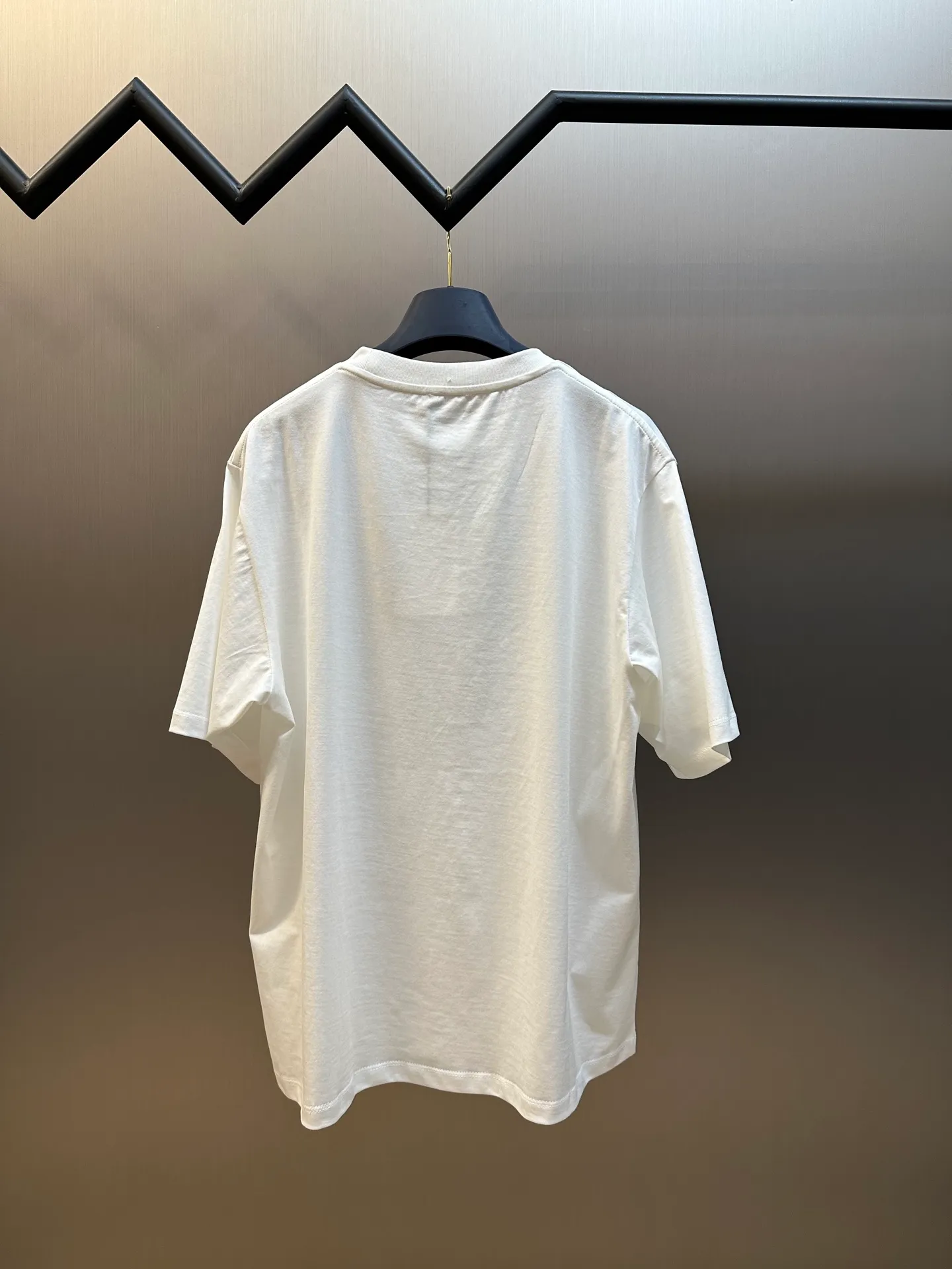 🅿️260 Celine childlike painting printed round neck short sleeves. Specific mercerized long-staple cotton fabric, made of 50S double-strand mercerized cotton, weight 165g; with 32S 1×1 tensioner thread, 300g. The finer the yarn and the higher the count, the softer, smoother and finer the resulting fabric is usually. Two yarns are used and twisted together. Doing so can enhance the strength and durability of the fabric and give it a fuller feel. Cotton fibers are treated with concentrated caustic soda solution to smooth the fiber surface and increase the gloss and softness of the fabric.  Childlike graffiti painting printing, according to the original color and the same color glue material, choose high-elastic stretch frame glue printing. It increases the elasticity of the printed area, and at the same time has strong penetration and color fastness, especially on cotton fabrics. The details of the printing are very well handled, with no burrs or traces of crossing the border. After technical processing of the printing screen, the slurry can penetrate into the fabric where there is a pattern. The permeability is strong and the fabric texture is clearly visible.  Dot paste printing technology is partially used. The distribution of dots is very dense, so the printed pattern has extremely high clarity and resolution. High-density dot paste printing technology is used to print various complex patterns and textures on clothing. Due to the special properties of the paste, the printed patterns have a certain degree of attraction, unique visual effects, and delicate touch.  Simple vertical round neck and short-sleeved version, the pattern is developed to create an extremely straight fit. The knitted material has certain stretchability, and the upper body will not be too tight. Round neck with ribbed splicing of the same color. The inner back collar is taped to effectively prevent the neckline from deforming after repeated wear and washing. The shoulder line is fitted, and the bottom hem and cuffs are trimmed with specially machined open-stitching.  size：xs s m l