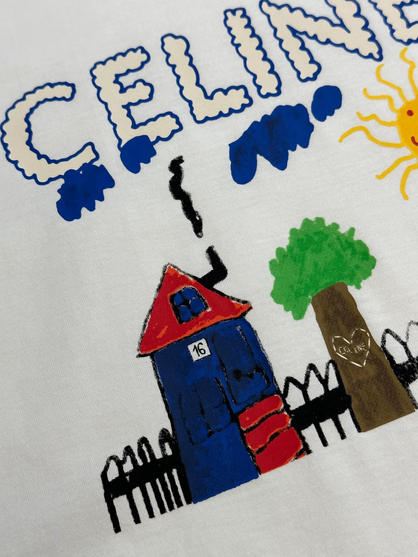 🅿️260 Celine childlike painting printed round neck short sleeves. Specific mercerized long-staple cotton fabric, made of 50S double-strand mercerized cotton, weight 165g; with 32S 1×1 tensioner thread, 300g. The finer the yarn and the higher the count, the softer, smoother and finer the resulting fabric is usually. Two yarns are used and twisted together. Doing so can enhance the strength and durability of the fabric and give it a fuller feel. Cotton fibers are treated with concentrated caustic soda solution to smooth the fiber surface and increase the gloss and softness of the fabric.  Childlike graffiti painting printing, according to the original color and the same color glue material, choose high-elastic stretch frame glue printing. It increases the elasticity of the printed area, and at the same time has strong penetration and color fastness, especially on cotton fabrics. The details of the printing are very well handled, with no burrs or traces of crossing the border. After technical processing of the printing screen, the slurry can penetrate into the fabric where there is a pattern. The permeability is strong and the fabric texture is clearly visible.  Dot paste printing technology is partially used. The distribution of dots is very dense, so the printed pattern has extremely high clarity and resolution. High-density dot paste printing technology is used to print various complex patterns and textures on clothing. Due to the special properties of the paste, the printed patterns have a certain degree of attraction, unique visual effects, and delicate touch.  Simple vertical round neck and short-sleeved version, the pattern is developed to create an extremely straight fit. The knitted material has certain stretchability, and the upper body will not be too tight. Round neck with ribbed splicing of the same color. The inner back collar is taped to effectively prevent the neckline from deforming after repeated wear and washing. The shoulder line is fitted, and the bottom hem and cuffs are trimmed with specially machined open-stitching.  size：xs s m l