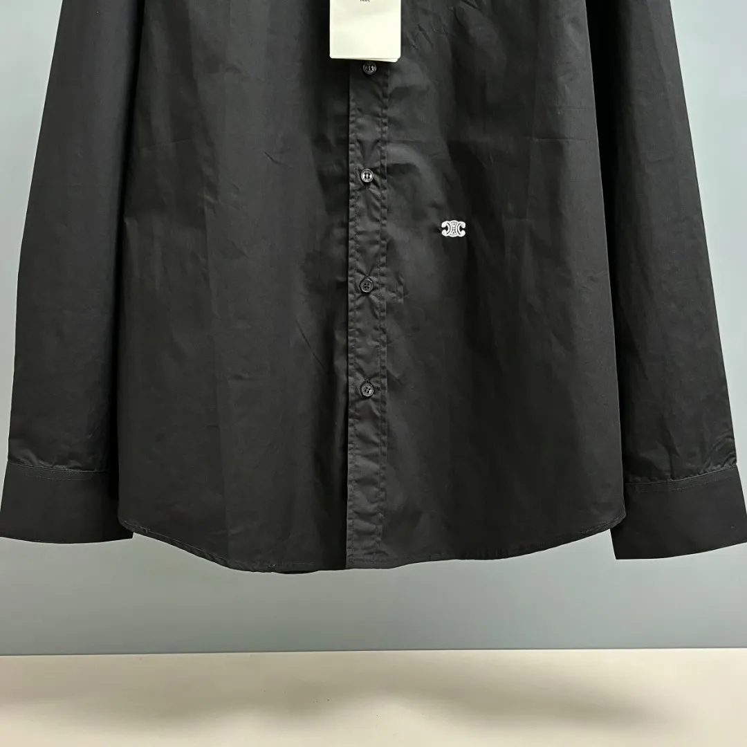 🅿️220 CELINE/Silin early autumn embroidered shirt, custom-made classic 40-count plain weave imitation Tencel Paris shirt fabric, loose fit, three-dimensional upper body, smooth and natural lines, from shoulder line to waist line to hem, smooth transition of lines, no unnecessary folds or accumulation, neat and stretched overall, custom-made Celine lettering button-down, Celine logo embroidery on the hem, rigorous stitching, precise stitching, silky smooth transition, natural and smooth pattern, three-dimensional pattern, no burrs Size: S M L XL