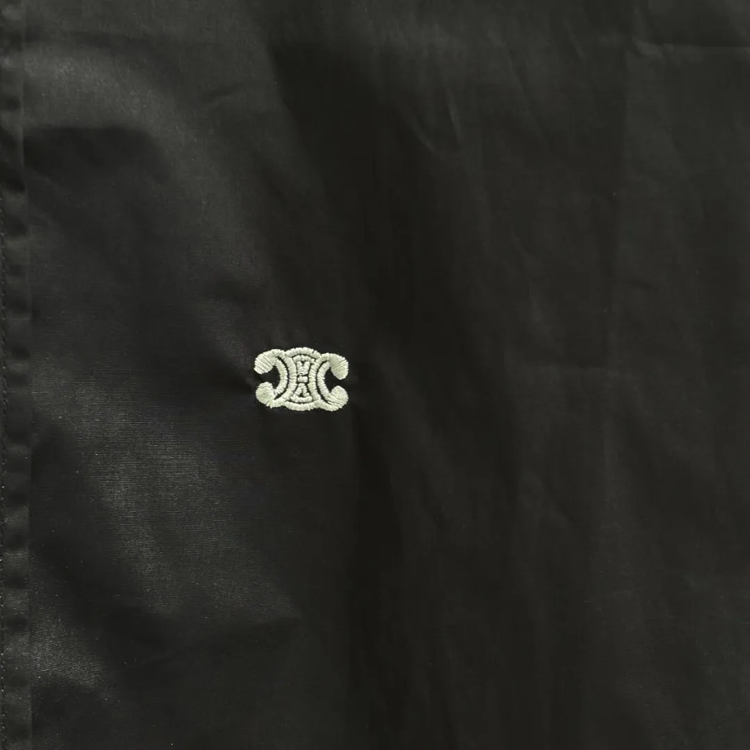 🅿️220 CELINE/Silin early autumn embroidered shirt, custom-made classic 40-count plain weave imitation Tencel Paris shirt fabric, loose fit, three-dimensional upper body, smooth and natural lines, from shoulder line to waist line to hem, smooth transition of lines, no unnecessary folds or accumulation, neat and stretched overall, custom-made Celine lettering button-down, Celine logo embroidery on the hem, rigorous stitching, precise stitching, silky smooth transition, natural and smooth pattern, three-dimensional pattern, no burrs Size: S M L XL