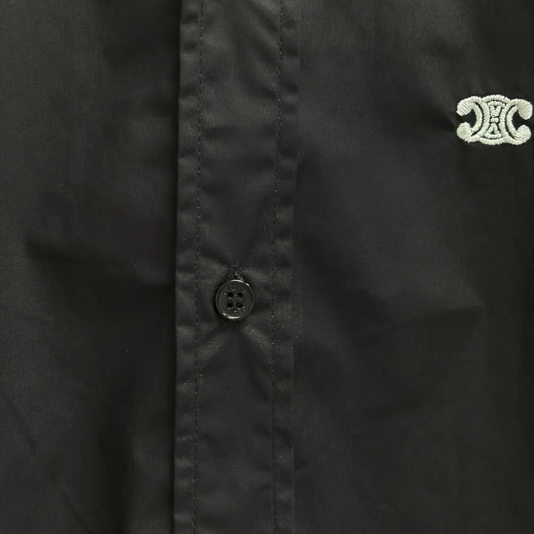 🅿️220 CELINE/Silin early autumn embroidered shirt, custom-made classic 40-count plain weave imitation Tencel Paris shirt fabric, loose fit, three-dimensional upper body, smooth and natural lines, from shoulder line to waist line to hem, smooth transition of lines, no unnecessary folds or accumulation, neat and stretched overall, custom-made Celine lettering button-down, Celine logo embroidery on the hem, rigorous stitching, precise stitching, silky smooth transition, natural and smooth pattern, three-dimensional pattern, no burrs Size: S M L XL