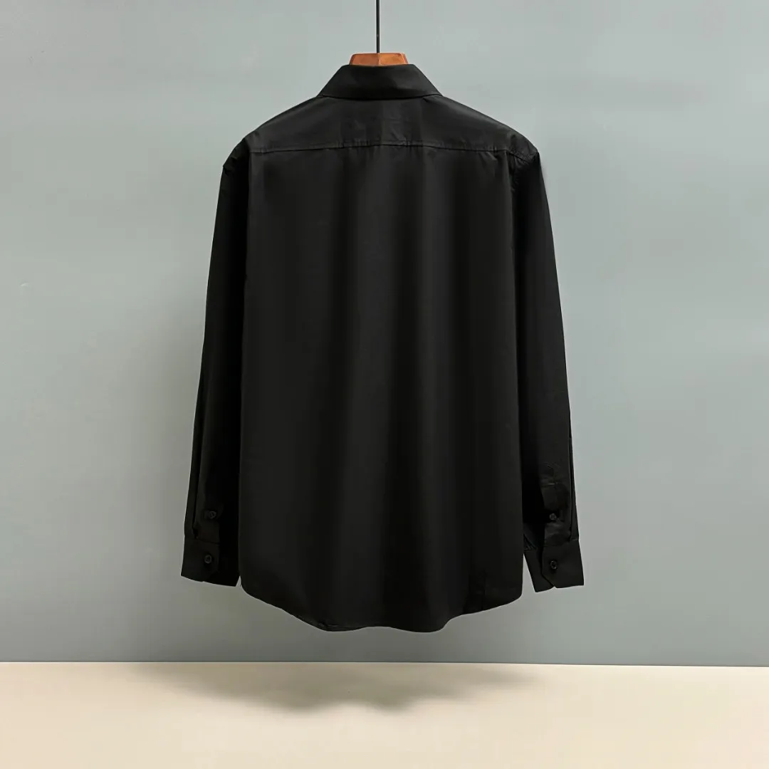 🅿️220 CELINE/Silin early autumn embroidered shirt, custom-made classic 40-count plain weave imitation Tencel Paris shirt fabric, loose fit, three-dimensional upper body, smooth and natural lines, from shoulder line to waist line to hem, smooth transition of lines, no unnecessary folds or accumulation, neat and stretched overall, custom-made Celine lettering button-down, Celine logo embroidery on the hem, rigorous stitching, precise stitching, silky smooth transition, natural and smooth pattern, three-dimensional pattern, no burrs Size: S M L XL