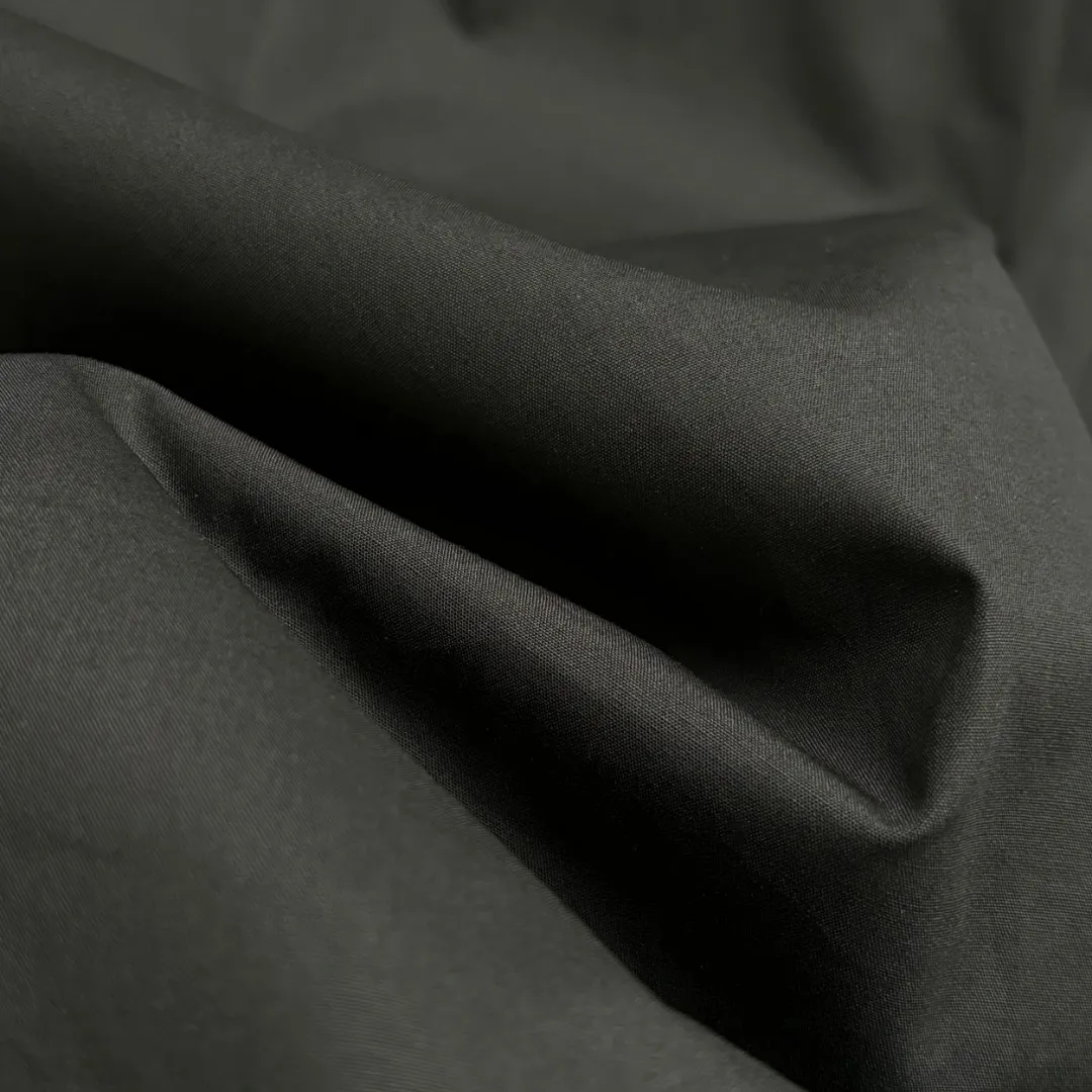 🅿️220 CELINE/Silin early autumn embroidered shirt, custom-made classic 40-count plain weave imitation Tencel Paris shirt fabric, loose fit, three-dimensional upper body, smooth and natural lines, from shoulder line to waist line to hem, smooth transition of lines, no unnecessary folds or accumulation, neat and stretched overall, custom-made Celine lettering button-down, Celine logo embroidery on the hem, rigorous stitching, precise stitching, silky smooth transition, natural and smooth pattern, three-dimensional pattern, no burrs Size: S M L XL
