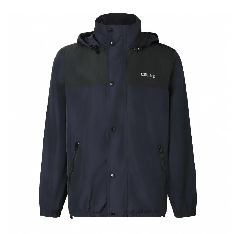 🅿️580 [Exclusive supply] Celine logo embroidered splicing windbreaker jacket. The fabric is made of oxford fabric made of 100% polyester fiber. The fiber properties have good toughness, and the lattice-like weave structure of Oxford cloth makes the fabric structure tight, very resistant to pulling and abrasion, and at the same time it has certain water-repellent properties. The density of polyester fiber itself is not high. While providing high strength, it maintains a relatively light weight and is easy to wear. By setting an extremely high stitch density on the computer embroidery machine, the fabric and backing are tightly fixed on the frame of the embroidery machine, with even and just the right tension. The double-axis linear guide drives the embroidery frame, and the frame moving accuracy can reach 0.01mm/P, ensuring precise positioning and the embroidery pattern completely covering the base fabric. The zipper and 6 snap-button closures engraved with CELINE provide double protection. Size:46-48-50-52