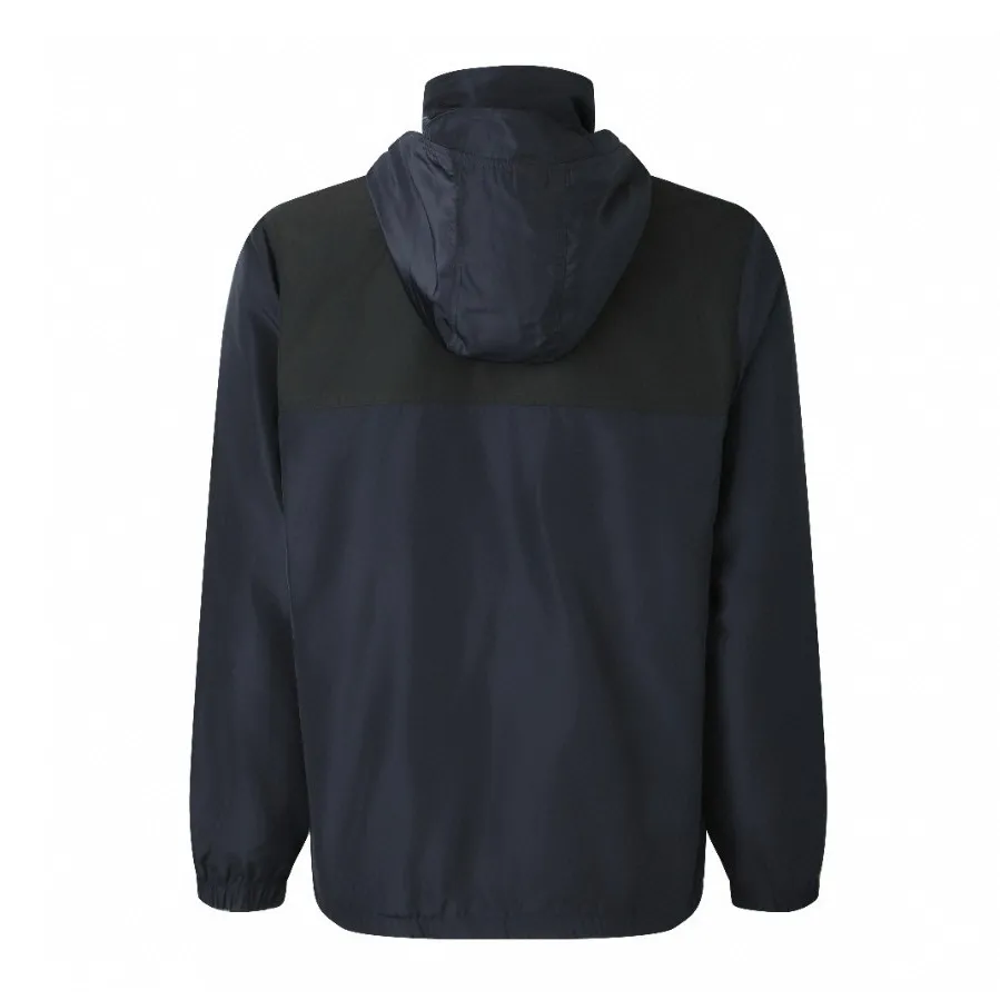 🅿️580 [Exclusive supply] Celine logo embroidered splicing windbreaker jacket. The fabric is made of oxford fabric made of 100% polyester fiber. The fiber properties have good toughness, and the lattice-like weave structure of Oxford cloth makes the fabric structure tight, very resistant to pulling and abrasion, and at the same time it has certain water-repellent properties. The density of polyester fiber itself is not high. While providing high strength, it maintains a relatively light weight and is easy to wear. By setting an extremely high stitch density on the computer embroidery machine, the fabric and backing are tightly fixed on the frame of the embroidery machine, with even and just the right tension. The double-axis linear guide drives the embroidery frame, and the frame moving accuracy can reach 0.01mm/P, ensuring precise positioning and the embroidery pattern completely covering the base fabric. The zipper and 6 snap-button closures engraved with CELINE provide double protection. Size:46-48-50-52