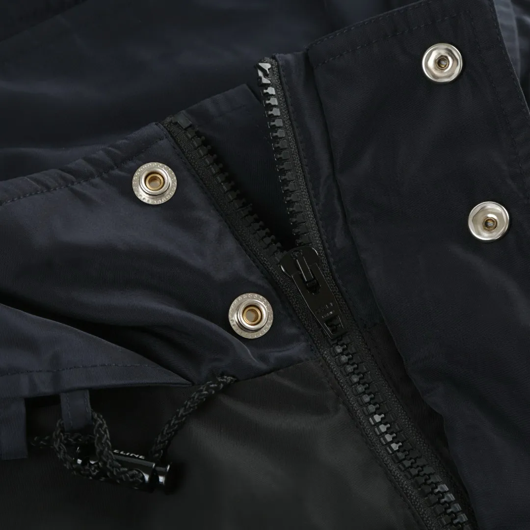 🅿️580 [Exclusive supply] Celine logo embroidered splicing windbreaker jacket. The fabric is made of oxford fabric made of 100% polyester fiber. The fiber properties have good toughness, and the lattice-like weave structure of Oxford cloth makes the fabric structure tight, very resistant to pulling and abrasion, and at the same time it has certain water-repellent properties. The density of polyester fiber itself is not high. While providing high strength, it maintains a relatively light weight and is easy to wear. By setting an extremely high stitch density on the computer embroidery machine, the fabric and backing are tightly fixed on the frame of the embroidery machine, with even and just the right tension. The double-axis linear guide drives the embroidery frame, and the frame moving accuracy can reach 0.01mm/P, ensuring precise positioning and the embroidery pattern completely covering the base fabric. The zipper and 6 snap-button closures engraved with CELINE provide double protection. Size:46-48-50-52