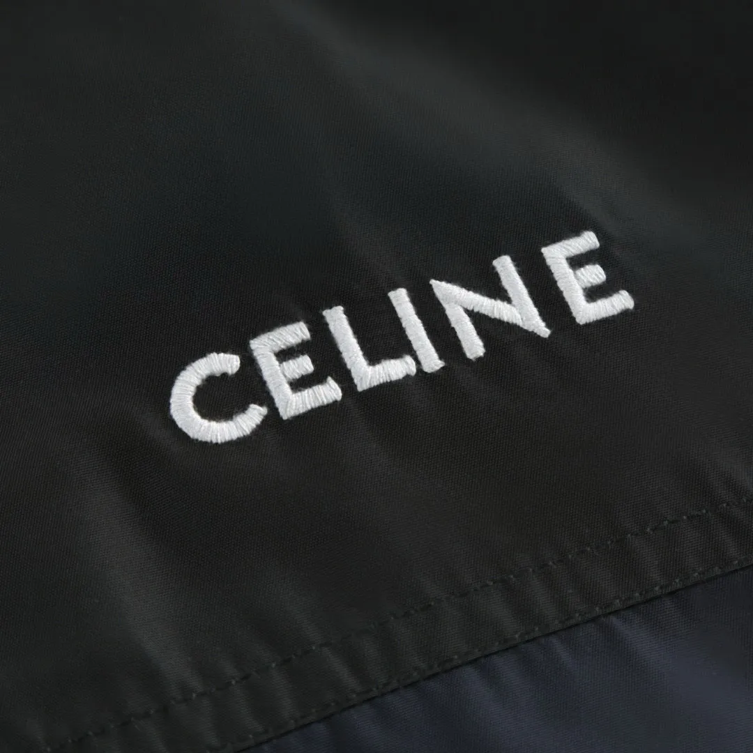🅿️580 [Exclusive supply] Celine logo embroidered splicing windbreaker jacket. The fabric is made of oxford fabric made of 100% polyester fiber. The fiber properties have good toughness, and the lattice-like weave structure of Oxford cloth makes the fabric structure tight, very resistant to pulling and abrasion, and at the same time it has certain water-repellent properties. The density of polyester fiber itself is not high. While providing high strength, it maintains a relatively light weight and is easy to wear. By setting an extremely high stitch density on the computer embroidery machine, the fabric and backing are tightly fixed on the frame of the embroidery machine, with even and just the right tension. The double-axis linear guide drives the embroidery frame, and the frame moving accuracy can reach 0.01mm/P, ensuring precise positioning and the embroidery pattern completely covering the base fabric. The zipper and 6 snap-button closures engraved with CELINE provide double protection. Size:46-48-50-52