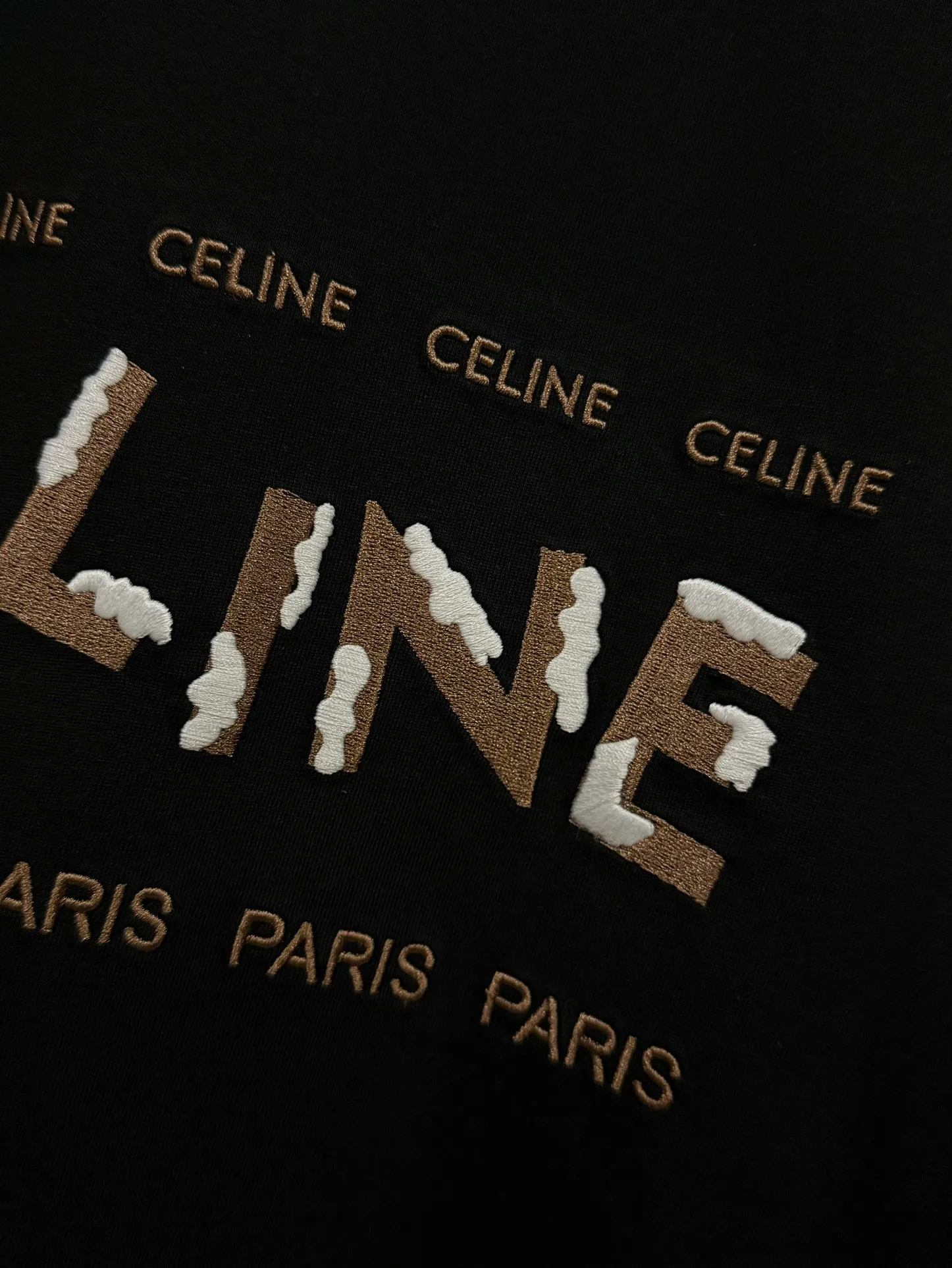 🅿️190 [High quality] CELINE 25ss front panel embroidery process, thickened two-color LOGO, English embroidery on the back, round neck short-sleeved T-shirt, with personalized street design style. The fabric is made of 32 counts of 280g fine cotton double yarn fabric. Customized same-tank dyed fabric. It feels very comfortable, fashionable and personalized. It is super versatile and good-looking. It is very suitable for both men and women. A must-have style. Tag, collar label, washed wheat, three complete labels, packaging, copy paper Packaging sticker color: black white size: S~XL