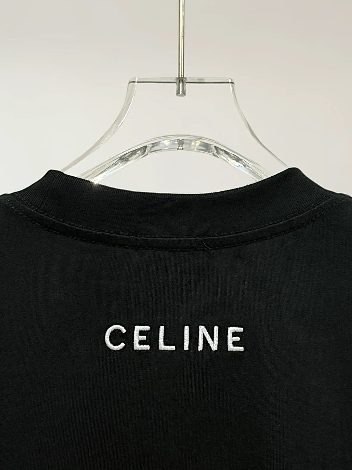 🅿️190 [High quality] CELINE 25ss front panel embroidery process, thickened two-color LOGO, English embroidery on the back, round neck short-sleeved T-shirt, with personalized street design style. The fabric is made of 32 counts of 280g fine cotton double yarn fabric. Customized same-tank dyed fabric. It feels very comfortable, fashionable and personalized. It is super versatile and good-looking. It is very suitable for both men and women. A must-have style. Tag, collar label, washed wheat, three complete labels, packaging, copy paper Packaging sticker color: black white size: S~XL