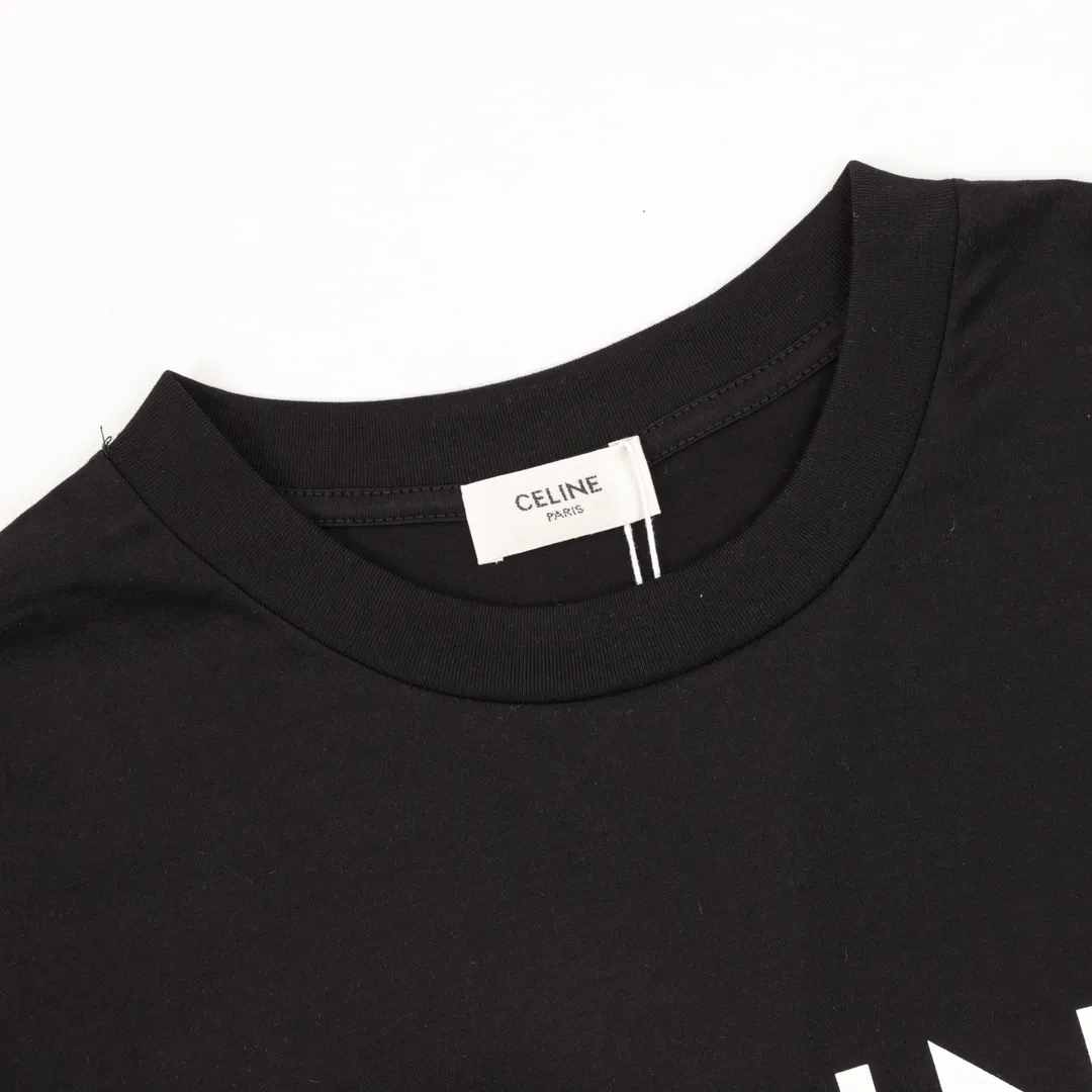 🅿️210 CELINE/Celine classic letter print basic short-sleeved T-shirt CE short-sleeved T-shirt with refreshing and clean temperament Summer T-shirt season is here, are you ready? ! Made of selected thick plain woven cotton, the texture of the fabric is porcelain and very elegant. The high-weight cotton is very breathable and moisture-wicking. The loose T-shirt is cut in a loose fit, which is looser than ordinary casual T-shirts. OVERSIZE's street style. The upper body is like a fashion girl, a trendy BOY. The CE letter logo on the chest embellishes the overall sense of luxury. The matte frosted foam craftsmanship is very classy. Customized cross rib collar, the collar will not deform after a lifetime of wear! , the simple style is easy to wear and versatile. The temperament is refreshing and clean, very tender; elegant and fashionable! No matter how you match it with your upper body, it is always a very elegant style! size:S-L