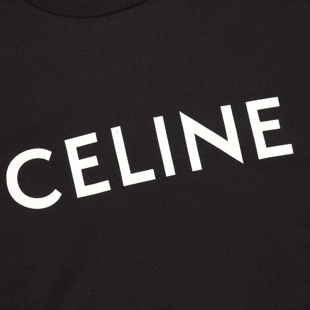🅿️210 CELINE/Celine classic letter print basic short-sleeved T-shirt CE short-sleeved T-shirt with refreshing and clean temperament Summer T-shirt season is here, are you ready? ! Made of selected thick plain woven cotton, the texture of the fabric is porcelain and very elegant. The high-weight cotton is very breathable and moisture-wicking. The loose T-shirt is cut in a loose fit, which is looser than ordinary casual T-shirts. OVERSIZE's street style. The upper body is like a fashion girl, a trendy BOY. The CE letter logo on the chest embellishes the overall sense of luxury. The matte frosted foam craftsmanship is very classy. Customized cross rib collar, the collar will not deform after a lifetime of wear! , the simple style is easy to wear and versatile. The temperament is refreshing and clean, very tender; elegant and fashionable! No matter how you match it with your upper body, it is always a very elegant style! size:S-L